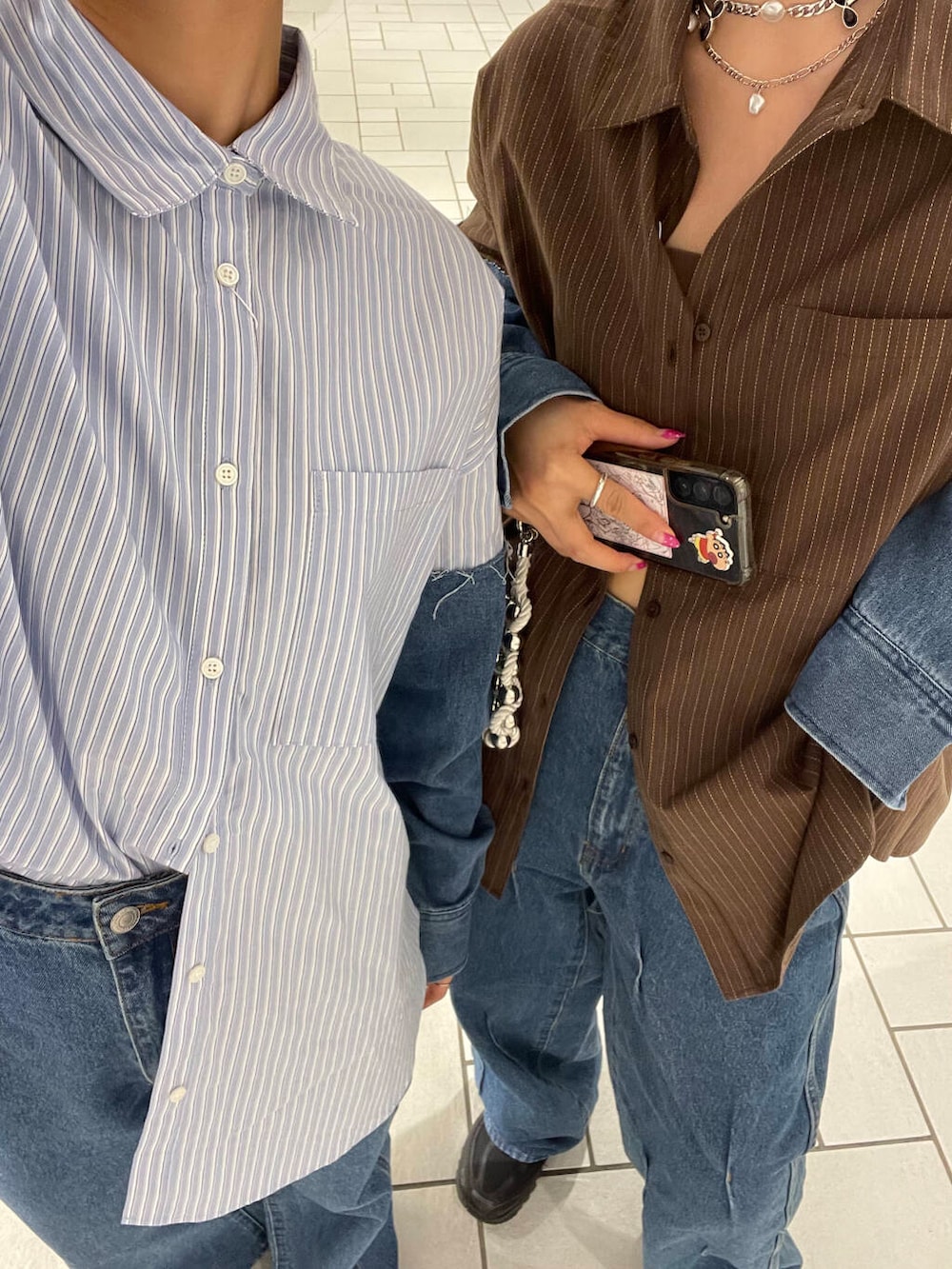 ブルー系のデニムパンツ、ブルー系のシャツ/ブラウス、ブラウン系のメガネを着用したレディースの夏コーディネートの6枚目の写真