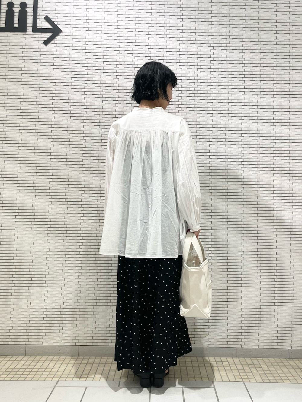 ホワイト系のシャツ/ブラウス、ブラック系のその他パンツ、ブラック系のサンダルを着用したレディースの春コーディネートの3枚目の写真