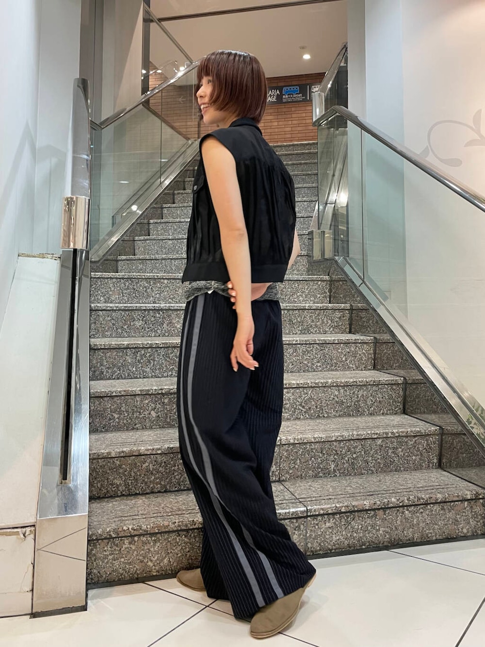 ベージュ系のその他シューズ、ブルー系のその他パンツ、ブラック系のその他アウターを着用したレディースの夏コーディネートの3枚目の写真