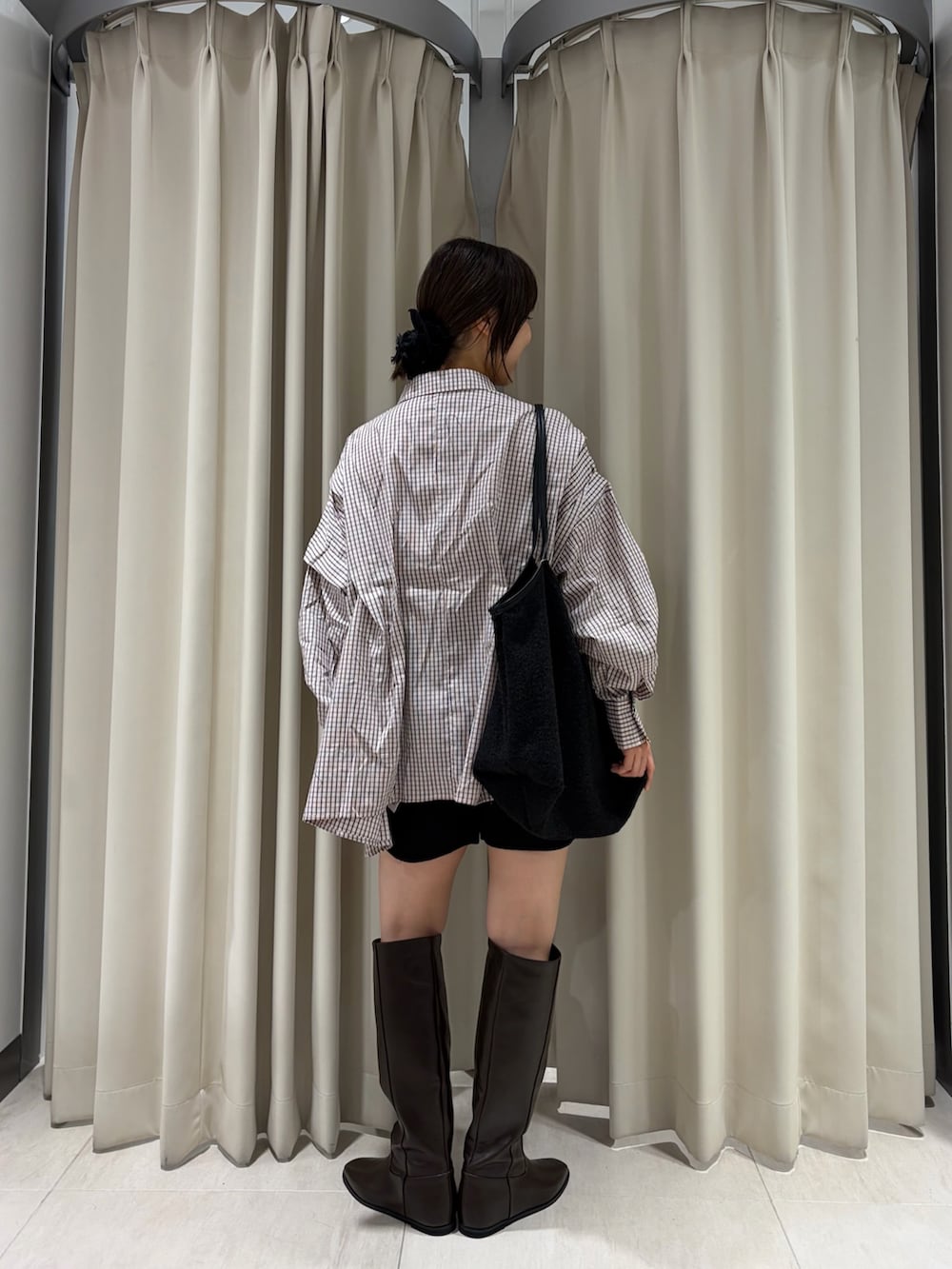 ピンク系のシャツ/ブラウス、ブラウン系のその他パンツ、ブラック系のブーツを着用したレディースの秋コーディネートの3枚目の写真