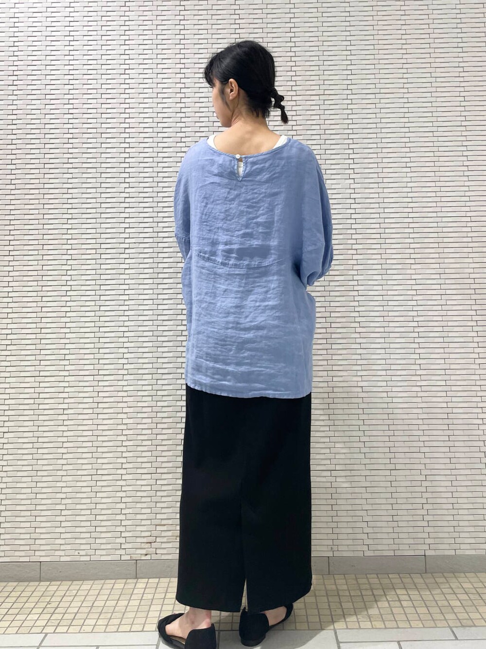 ブルー系のシャツ/ブラウス、ブラック系のサンダル、ブラック系のスカートを着用したレディースの夏コーディネートの6枚目の写真