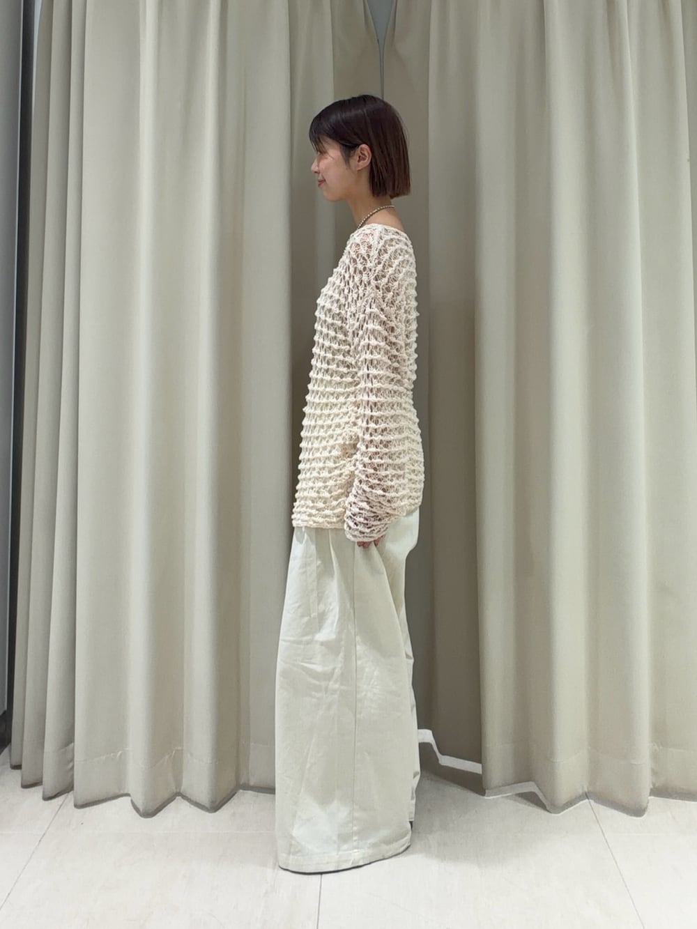 ホワイト系のニット/セーター、ホワイト系のその他パンツ、ブラウン系のローファーを着用したレディースの春コーディネートの2枚目の写真