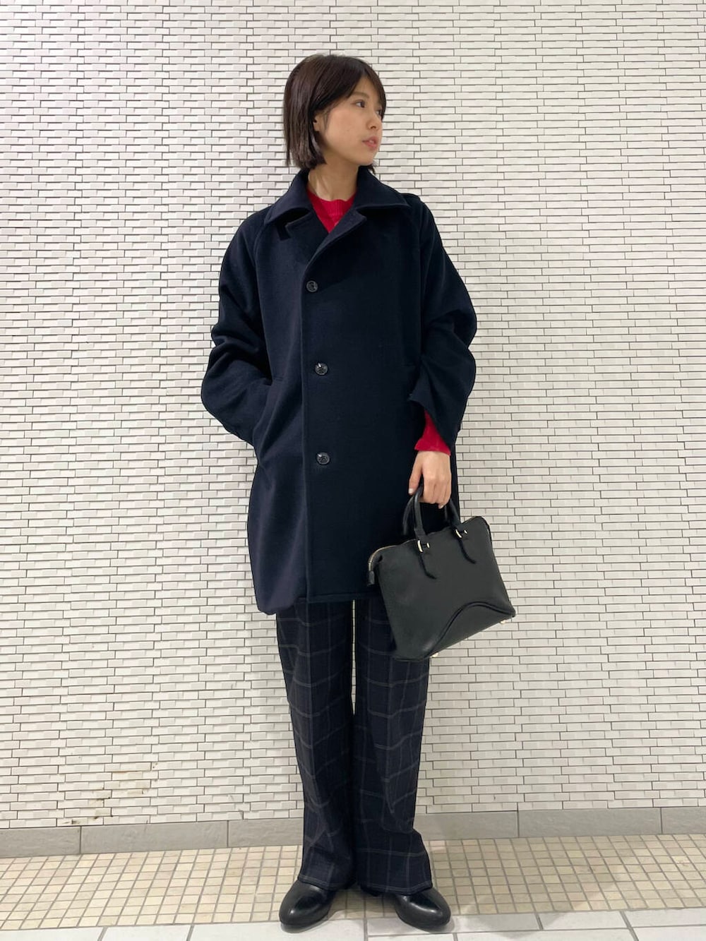 レッド系のニット/セーター、ブラック系のローファー、ブルー系のピーコートを着用したレディースの冬コーディネートの4枚目の写真