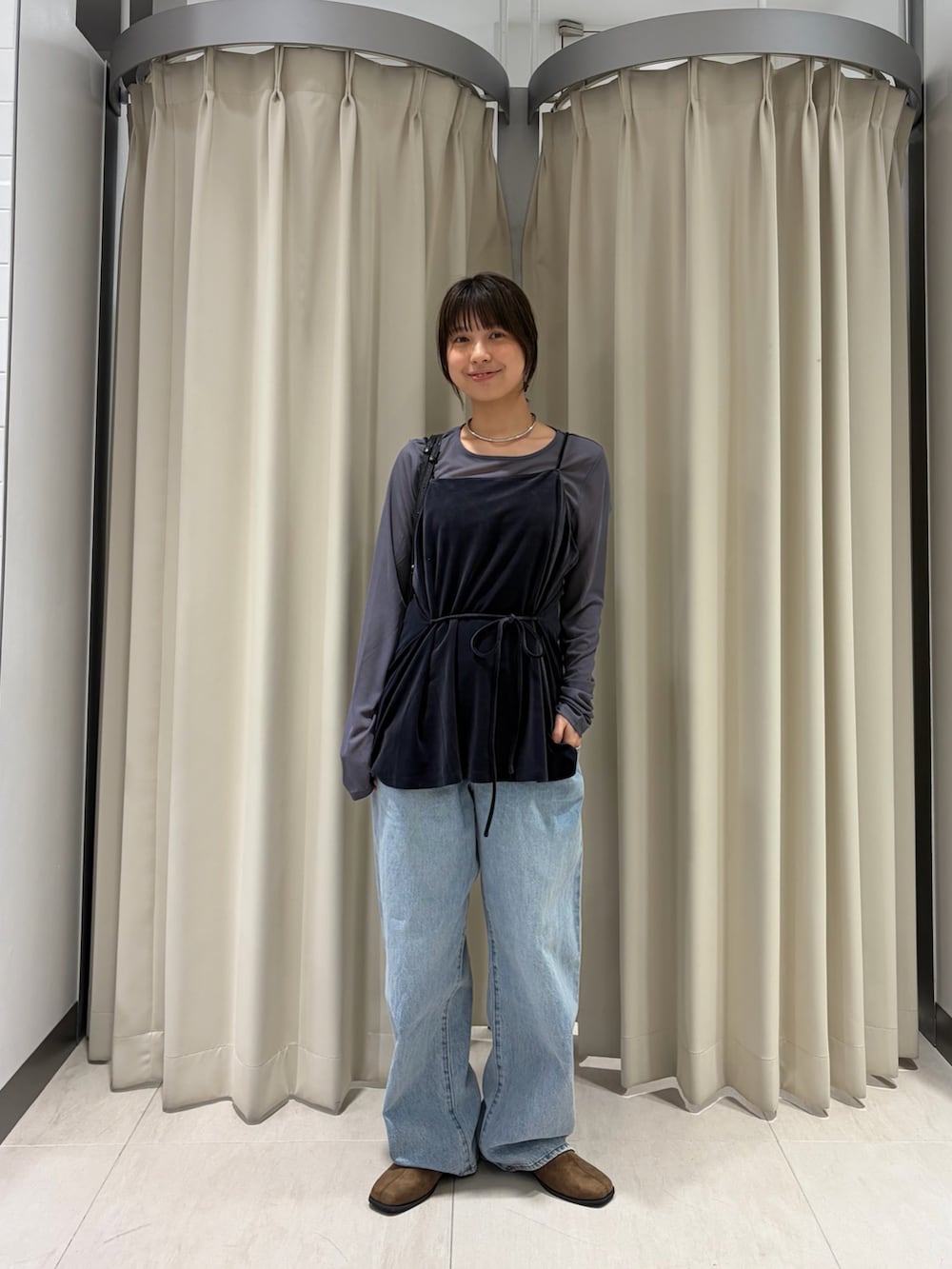 グレー系のTシャツ/カットソー、ブルー系のデニムパンツ、ブラウン系のその他シューズを着用したレディースの秋コーディネートの4枚目の写真