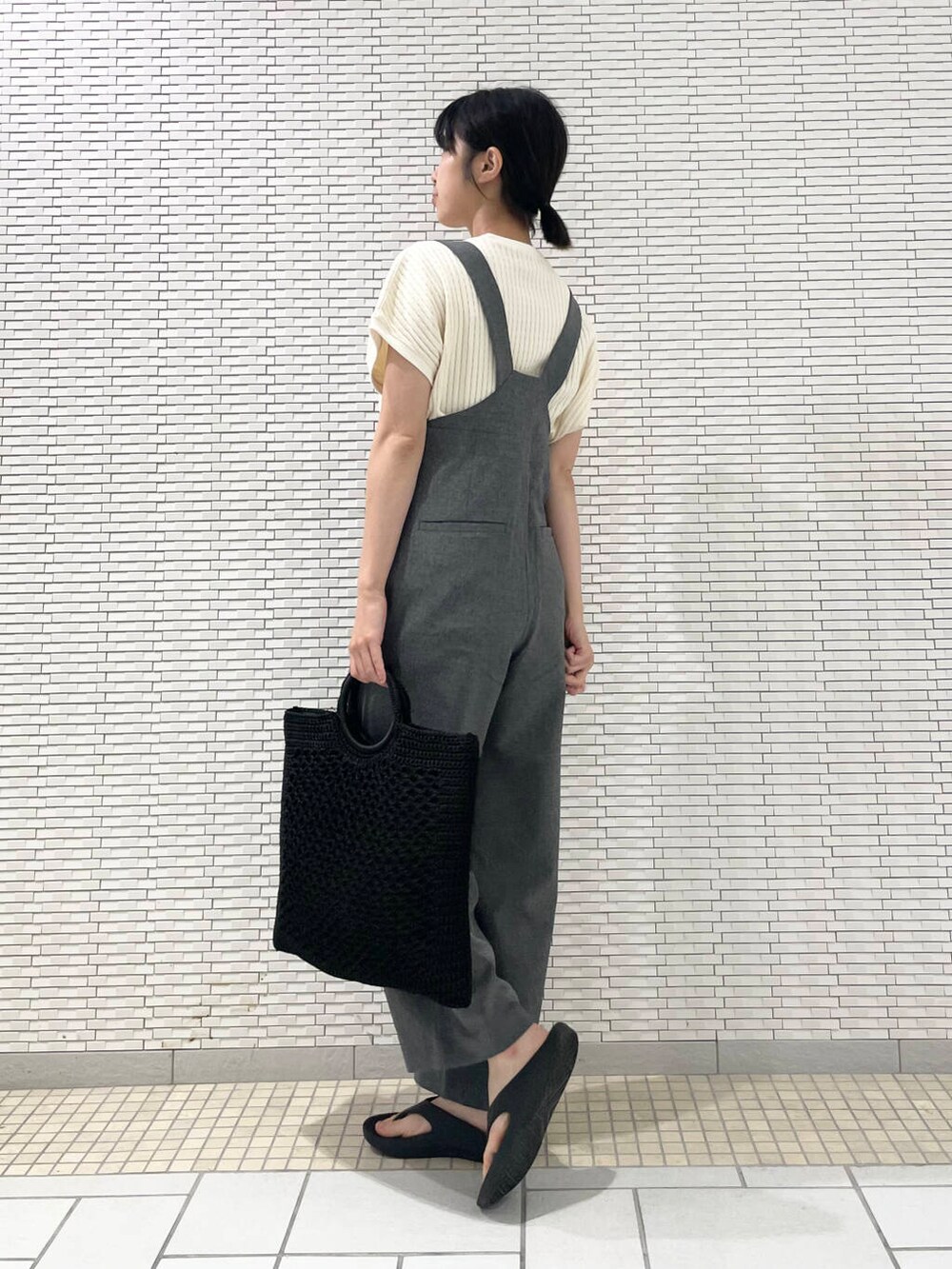 ホワイト系のTシャツ/カットソー、ブラック系のトートバッグ、グレー系のサロペット/オーバーオールを着用したレディースの夏コーディネートの3枚目の写真