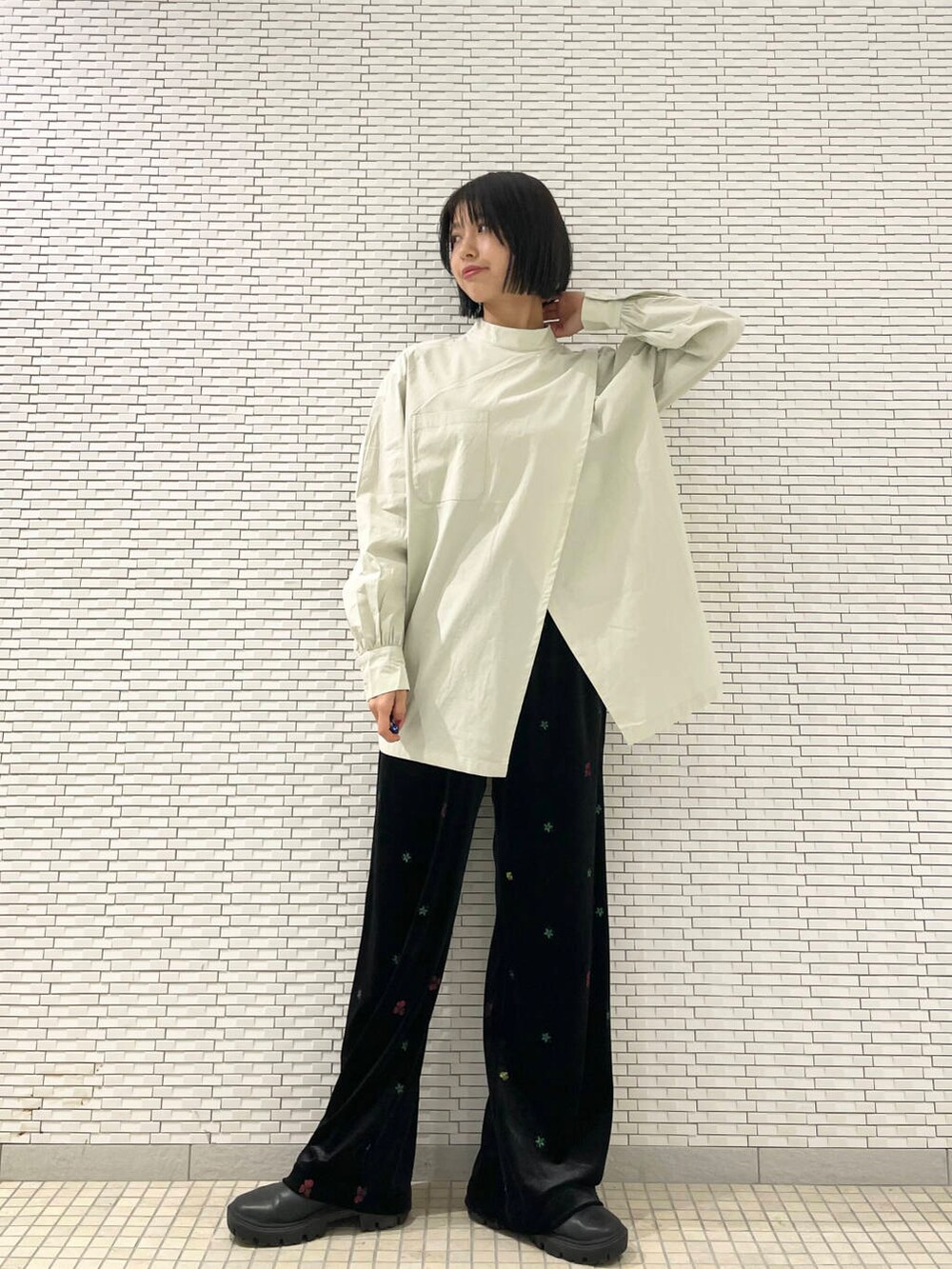 ブラック系のブーツ、グリーン系のシャツ/ブラウス、ブラック系のその他パンツを着用したレディースの秋コーディネートの5枚目の写真