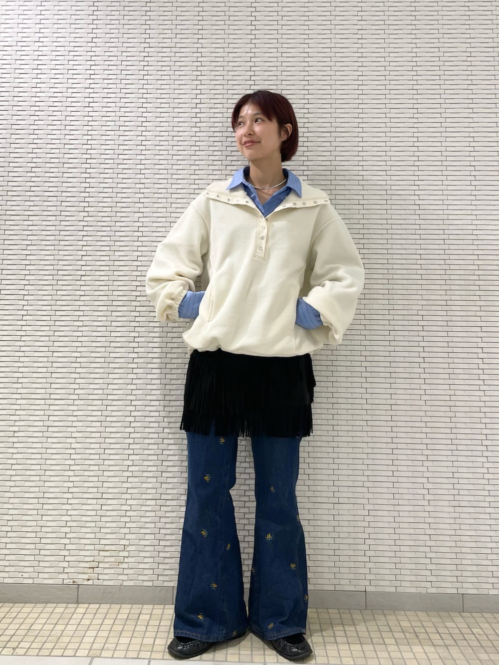 ホワイト系のその他トップス、ブルー系のシャツ/ブラウス、ブルー系のデニムパンツを着用したレディースの冬コーディネートの4枚目の写真