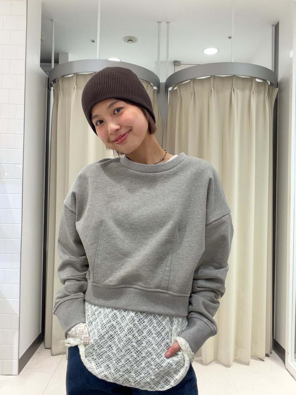 ベージュ系のスウェット、ブルー系のデニムパンツ、ホワイト系のTシャツ/カットソーを着用したレディースの春コーディネートの3枚目の写真