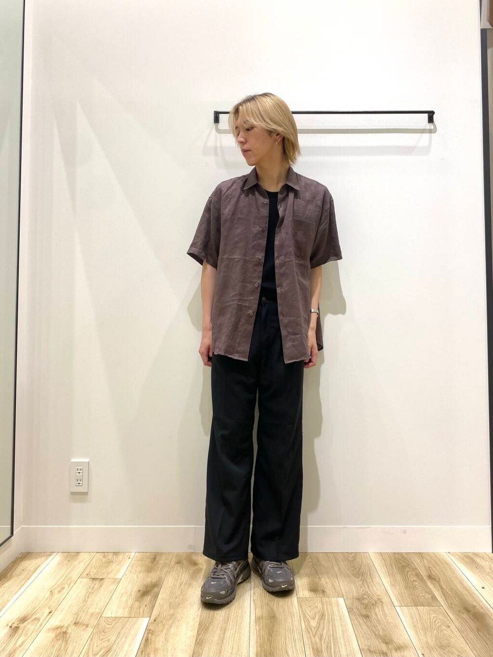 ブラック系のその他パンツ、ブラウン系のシャツ/ブラウスを着用したメンズの春コーディネートの4枚目の写真