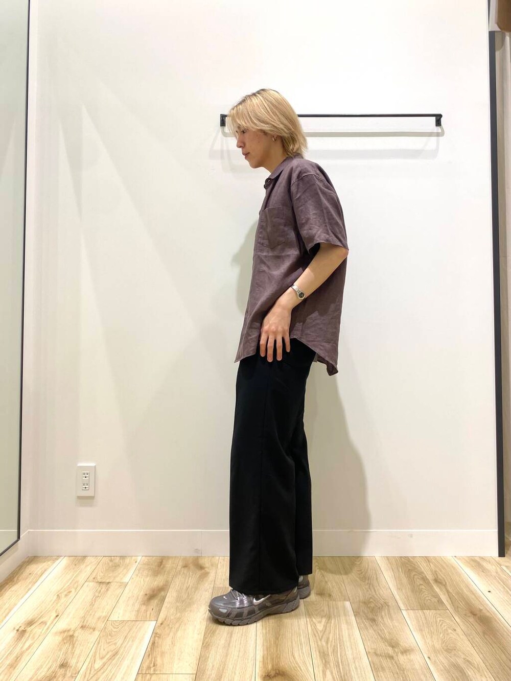 ブラック系のその他パンツ、ブラウン系のシャツ/ブラウスを着用したメンズの春コーディネートの2枚目の写真