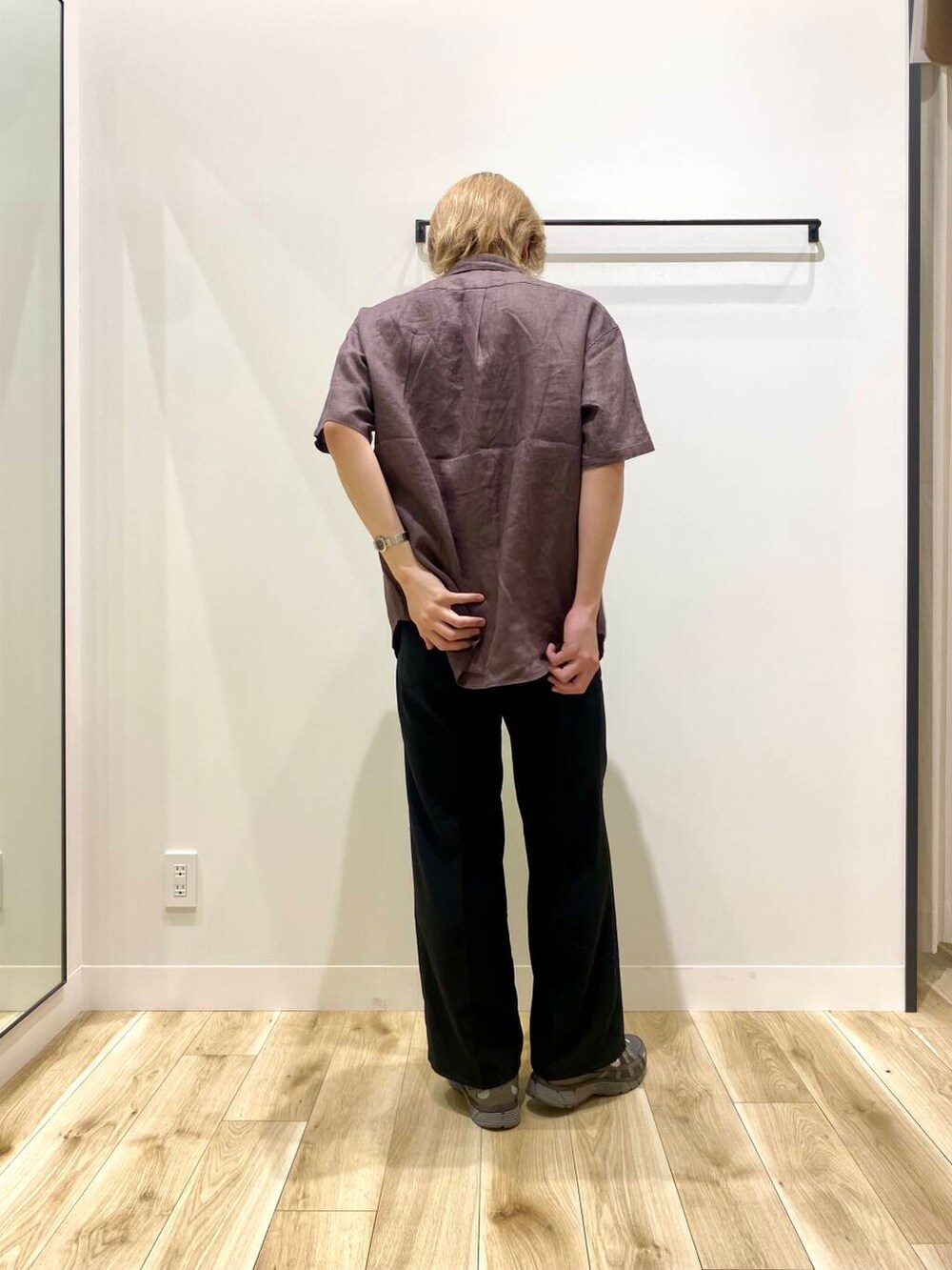 ブラック系のその他パンツ、ブラウン系のシャツ/ブラウスを着用したメンズの春コーディネートの3枚目の写真