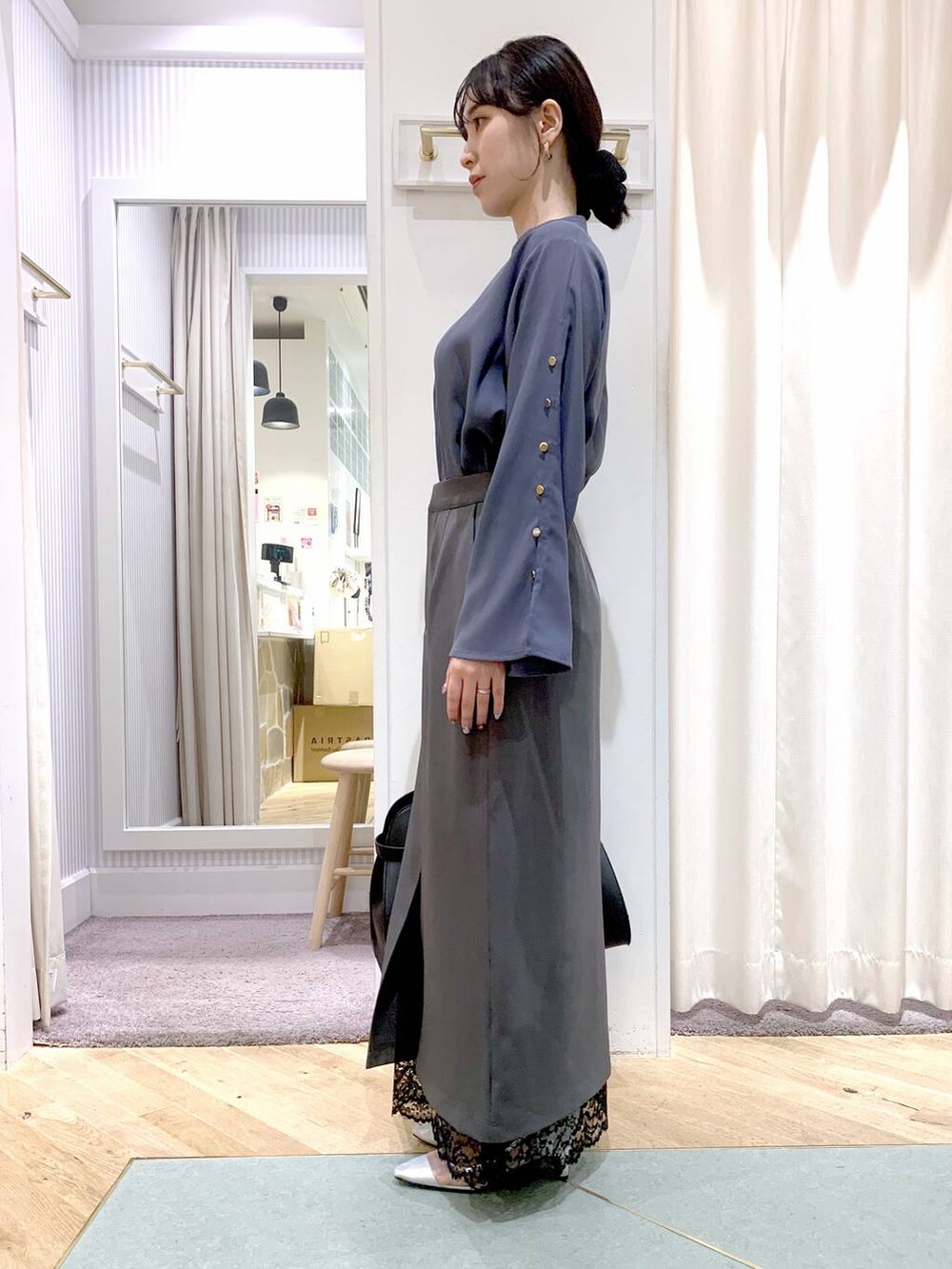 「スカート、Andemiu、and ST SALE、夏コーデ、パンプス、ママコーデ、低身長、きれいめ、フェミニン、ブラウス」｜「Andemiuのソデボタンスタンドブラウス325552（シャツ/ブラウス、ブルー系）」を使った、YUさん（レディース・153cm）の夏コーディネートの3枚目の写真