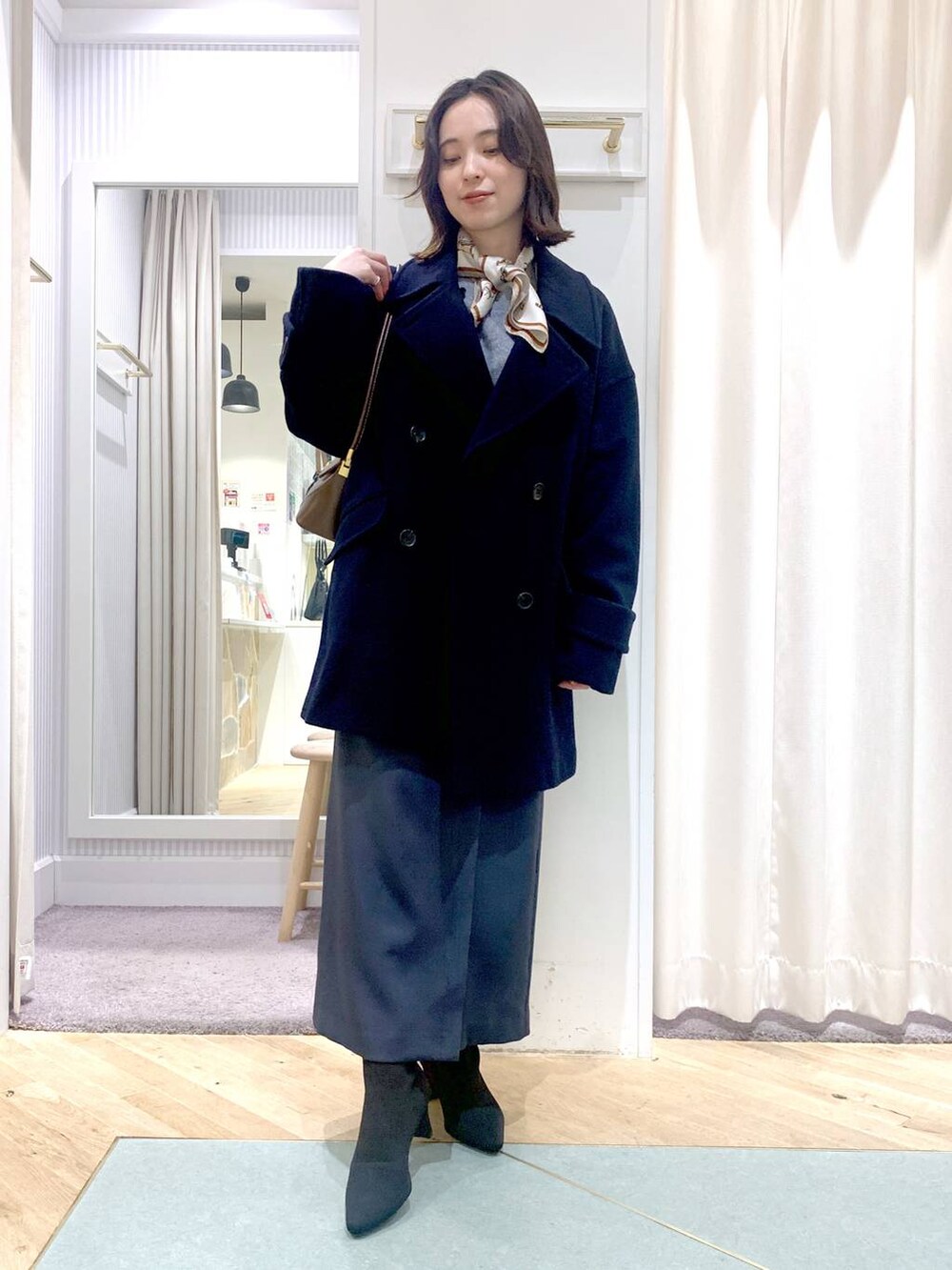 「低身長、アウター、着痩せ・細見え、スカート、ママコーデ、フェミニン、スカーフ、ニット、きれいめカジュアル」|「Andemiuのワンハンドルバッグ 103780(ショルダーバッグ、ブラウン系)」を使った、YUさん(レディース・153cm)の冬コーディネートの3枚目の写真