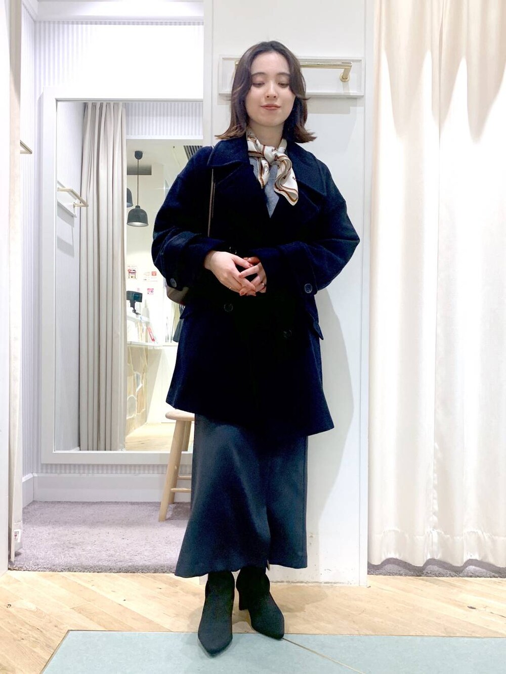 「低身長、アウター、着痩せ・細見え、スカート、ママコーデ、フェミニン、スカーフ、ニット、きれいめカジュアル」|「Andemiuのワンハンドルバッグ 103780(ショルダーバッグ、ブラウン系)」を使った、YUさん(レディース・153cm)の冬コーディネートの4枚目の写真