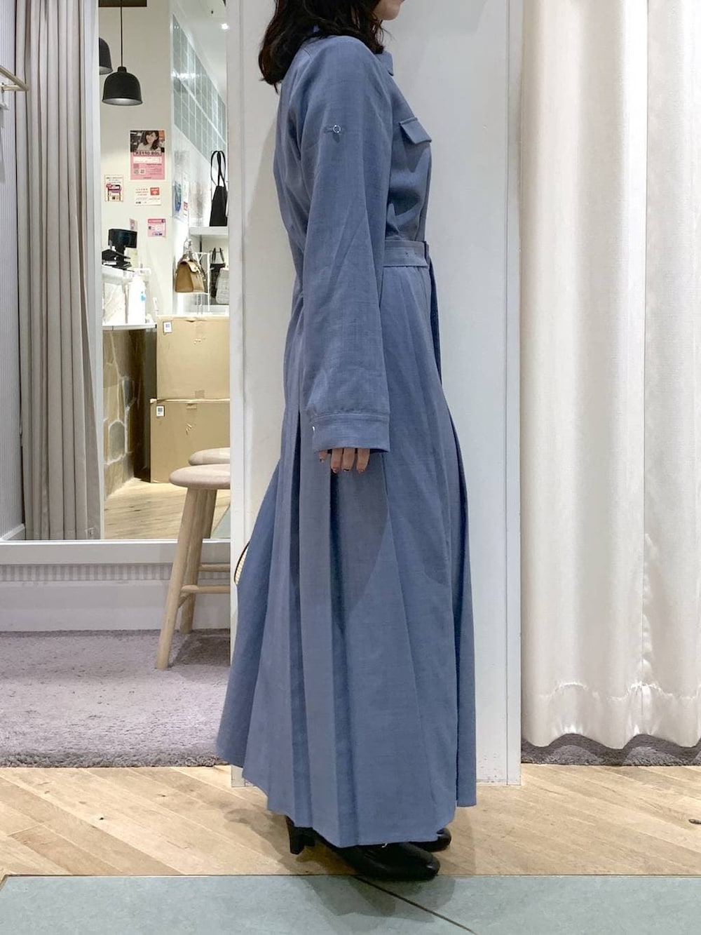 ブラック系のトートバッグ、ブルー系のワンピースを着用したレディースの春コーディネートの6枚目の写真