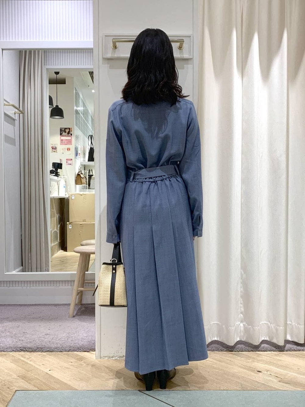 ブラック系のトートバッグ、ブルー系のワンピースを着用したレディースの春コーディネートの5枚目の写真