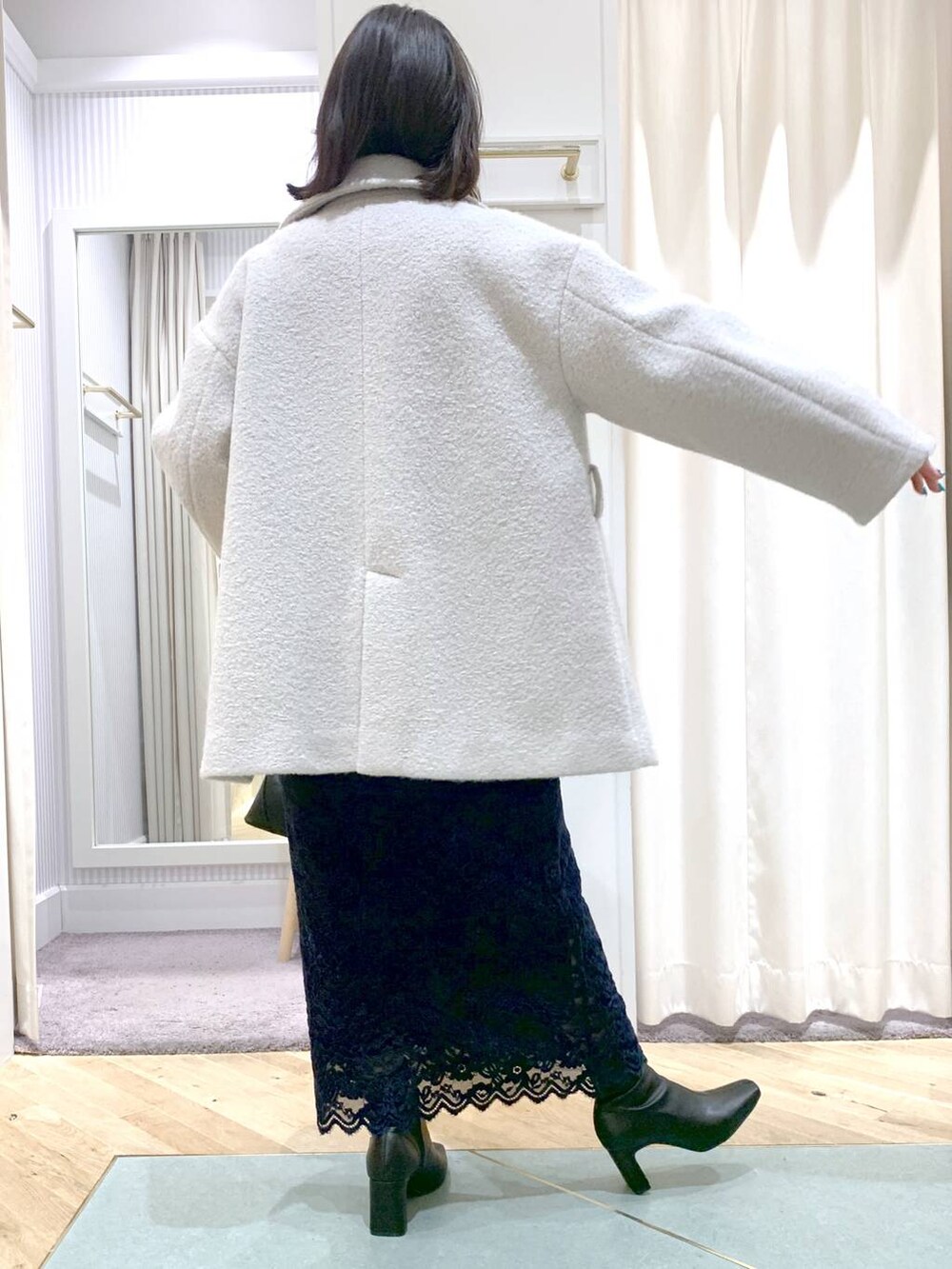 ブラック系のショルダーバッグ、グレー系のピーコート、ブラック系のブーツを着用したレディースの秋コーディネートの9枚目の写真