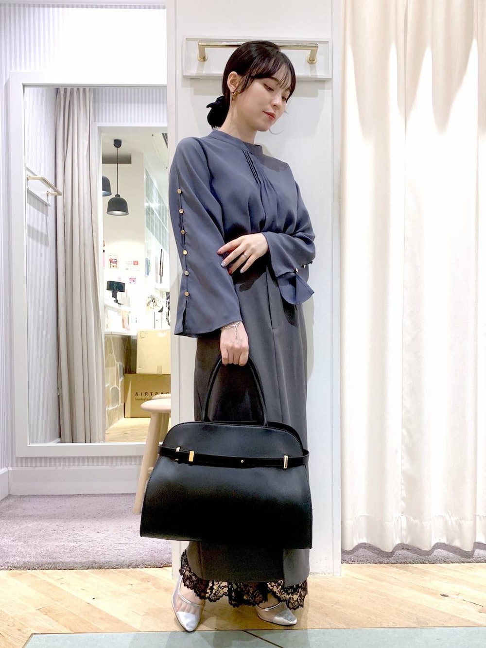「スカート、Andemiu、and ST SALE、夏コーデ、パンプス、ママコーデ、低身長、きれいめ、フェミニン、ブラウス」｜「Andemiuのソデボタンスタンドブラウス325552（シャツ/ブラウス、ブルー系）」を使った、YUさん（レディース・153cm）の夏コーディネートの2枚目の写真