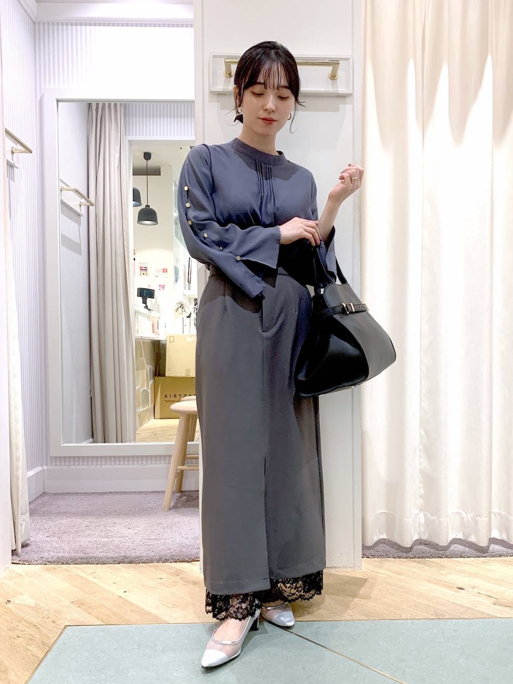 「スカート、Andemiu、and ST SALE、夏コーデ、パンプス、ママコーデ、低身長、きれいめ、フェミニン、ブラウス」｜「Andemiuのソデボタンスタンドブラウス325552（シャツ/ブラウス、ブルー系）」を使った、YUさん（レディース・153cm）の夏コーディネートの4枚目の写真