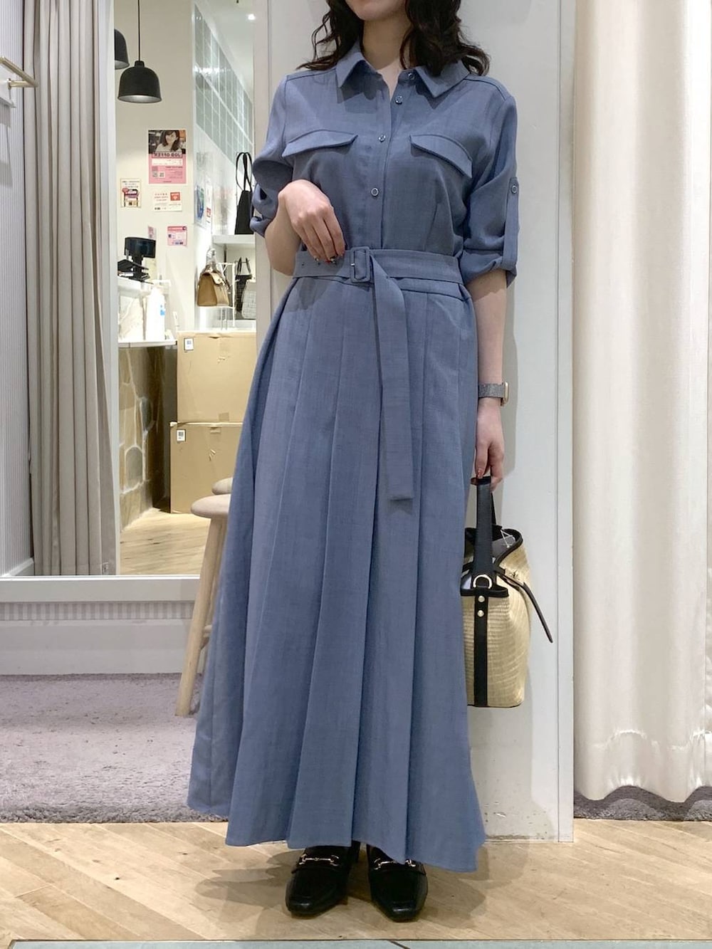 ブラック系のトートバッグ、ブルー系のワンピースを着用したレディースの春コーディネートの7枚目の写真