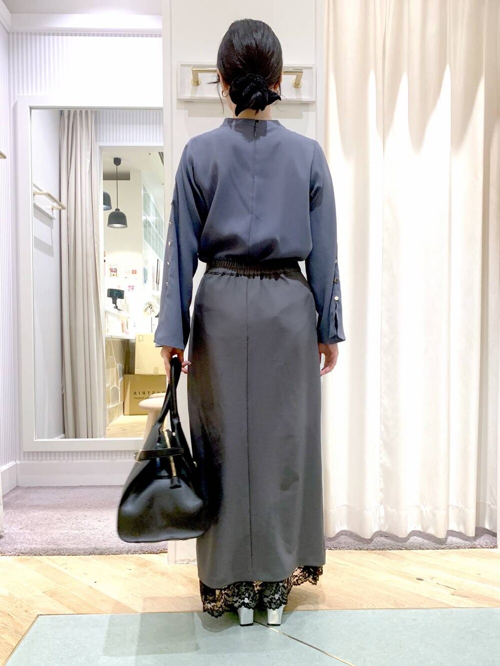 「スカート、Andemiu、and ST SALE、夏コーデ、パンプス、ママコーデ、低身長、きれいめ、フェミニン、ブラウス」｜「Andemiuのソデボタンスタンドブラウス325552（シャツ/ブラウス、ブルー系）」を使った、YUさん（レディース・153cm）の夏コーディネートの5枚目の写真