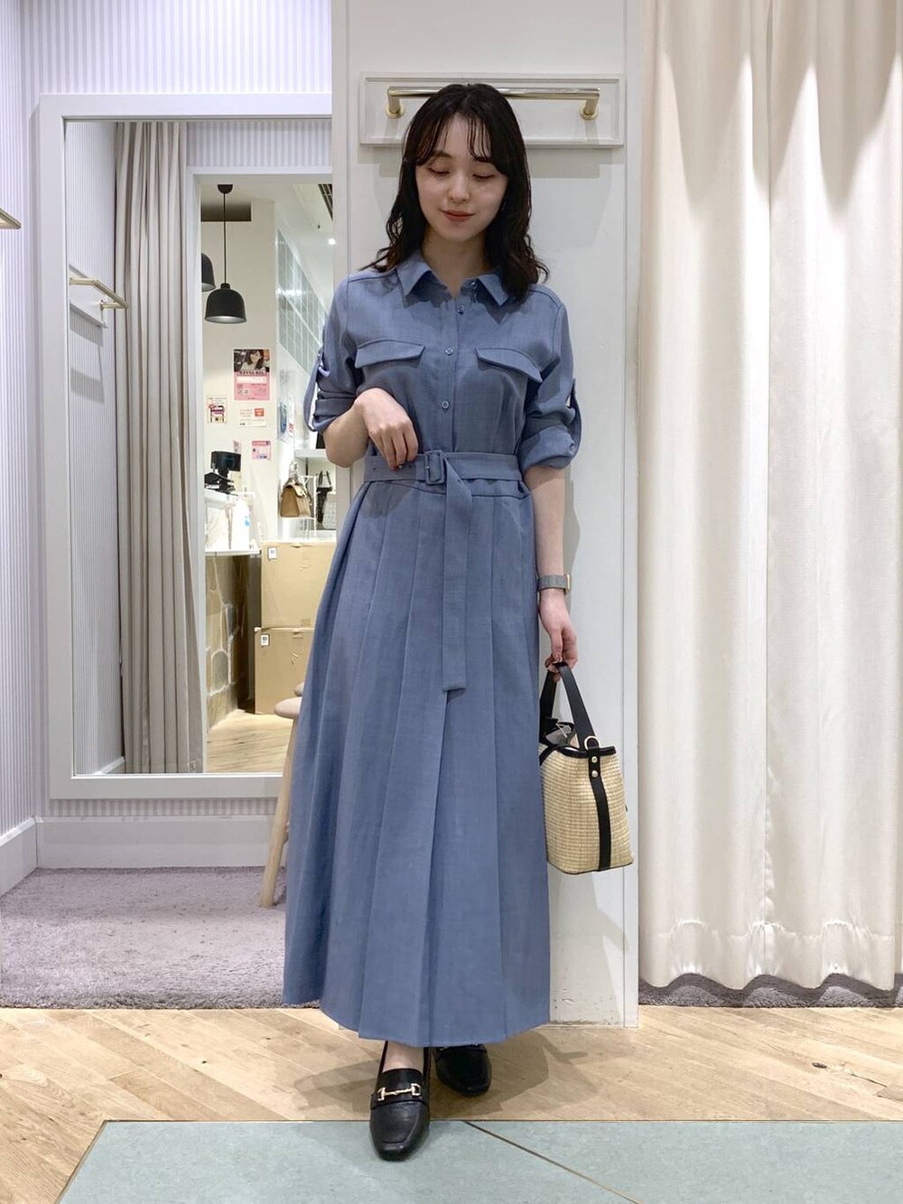 ブラック系のトートバッグ、ブルー系のワンピースを着用したレディースの春コーディネートの8枚目の写真