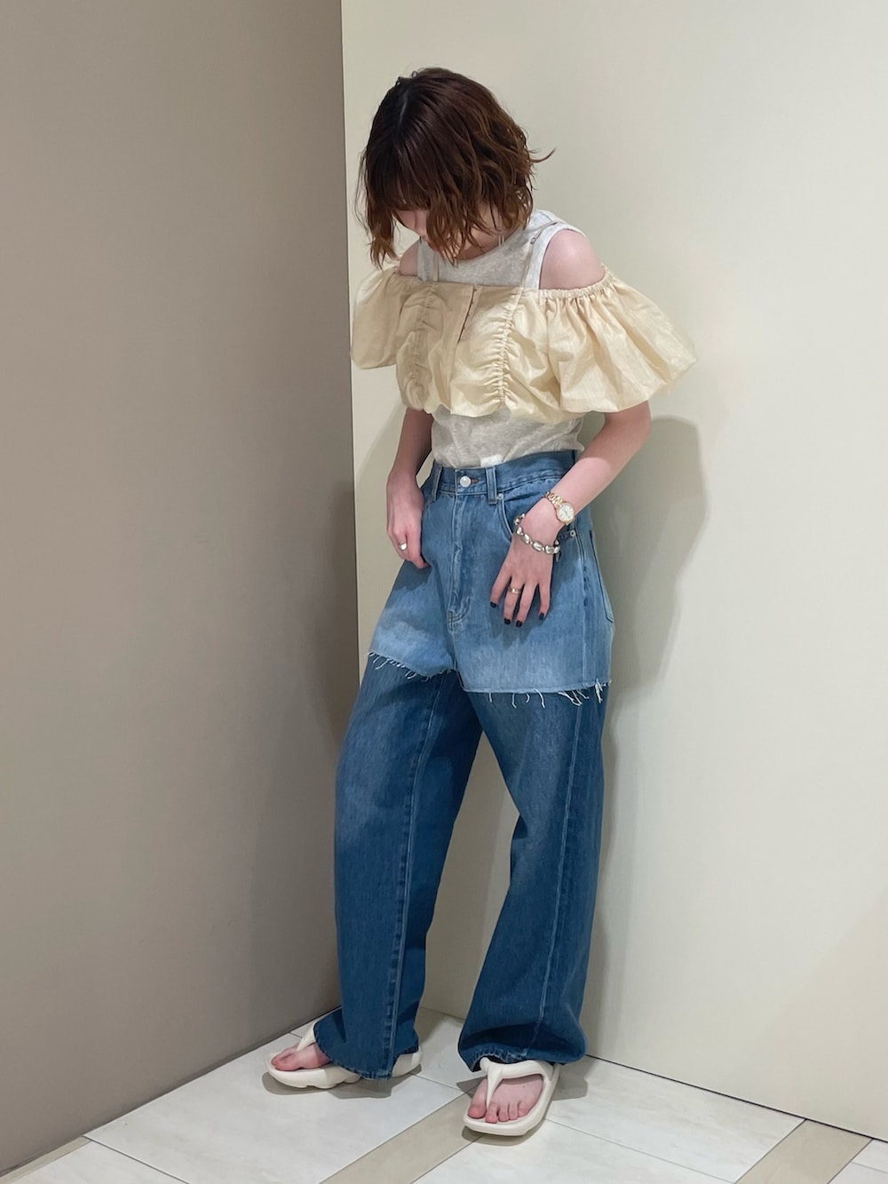 「夏、シンプルコーデ、オトナ女子、お出かけコーデ、デニム、ビスチェ、オトナカジュアル、タンクトップコーデ、リメイクデニム、サンダル、厚底サンダル、お洒落さんとつながりたい、KBF、KBF好きさんと繋がりたい」｜「KBFの2WAYパフスリーブビスチェ（ベスト、ベージュ系）」を使った、よこさん（レディース・160cm）の春コーディネートの4枚目の写真