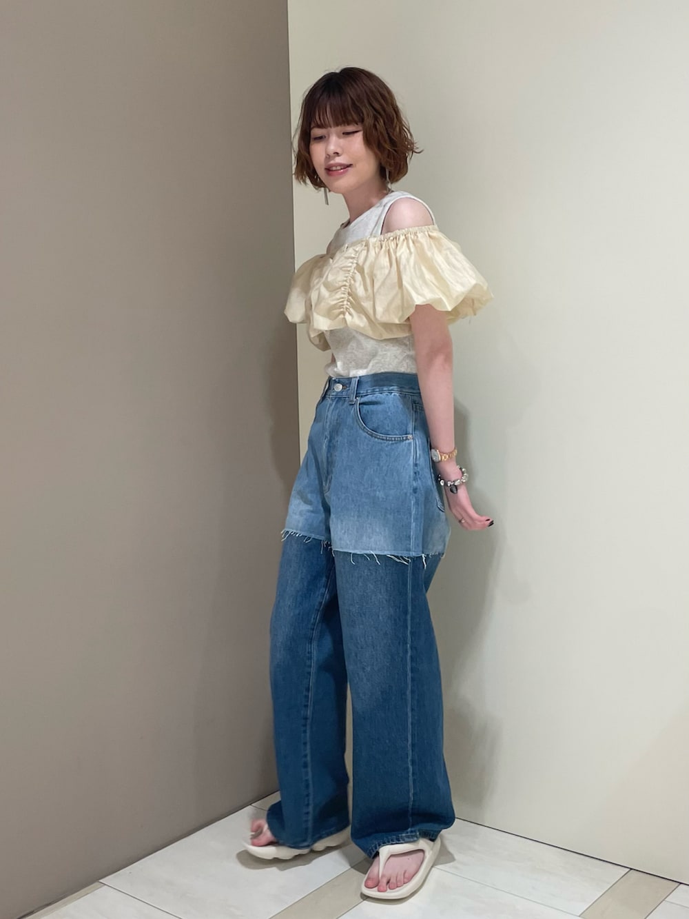 「夏、シンプルコーデ、オトナ女子、お出かけコーデ、デニム、ビスチェ、オトナカジュアル、タンクトップコーデ、リメイクデニム、サンダル、厚底サンダル、お洒落さんとつながりたい、KBF、KBF好きさんと繋がりたい」｜「KBFの2WAYパフスリーブビスチェ（ベスト、ベージュ系）」を使った、よこさん（レディース・160cm）の春コーディネートの3枚目の写真