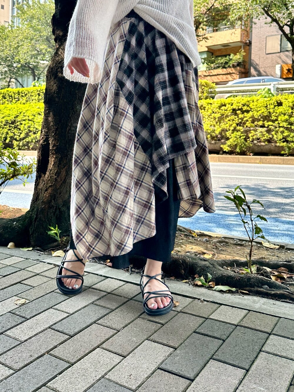 ブラック系のスカート、ホワイト系のニット/セーターを着用したレディースの秋コーディネートの4枚目の写真