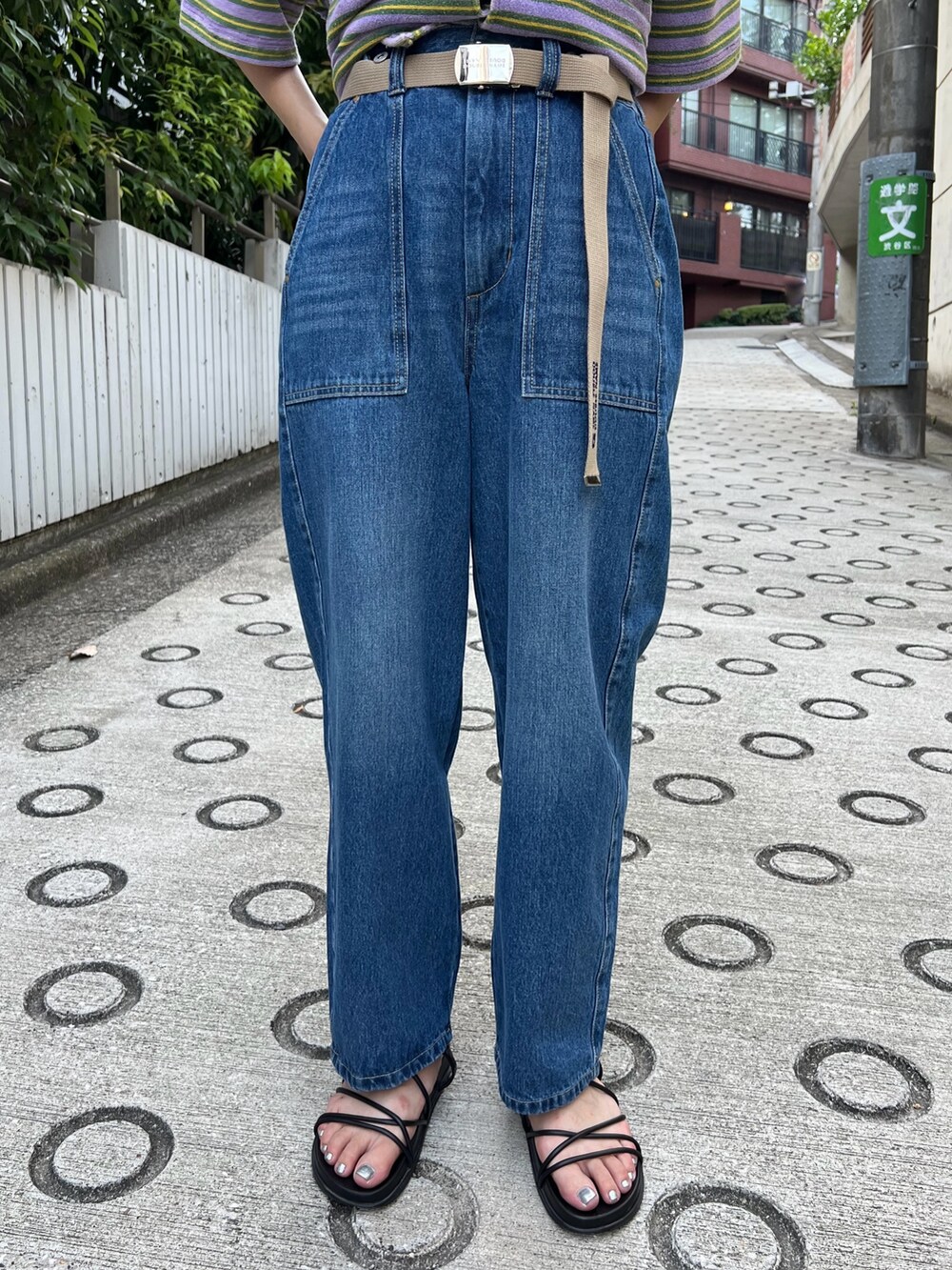 パープル系のシャツ/ブラウス、ブルー系のデニムパンツ、ベージュ系のベルトを着用したレディースの夏コーディネートの5枚目の写真