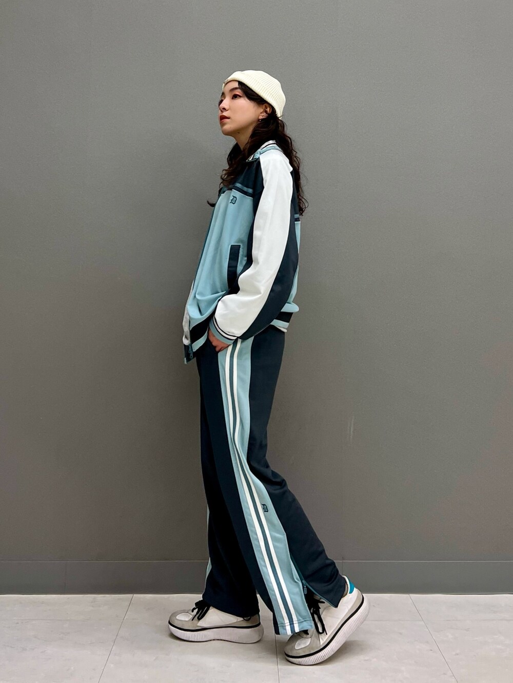 グレー系のTシャツ/カットソー、ブルー系のジャージ、ブラック系のその他パンツを着用したレディースの春コーディネートの2枚目の写真