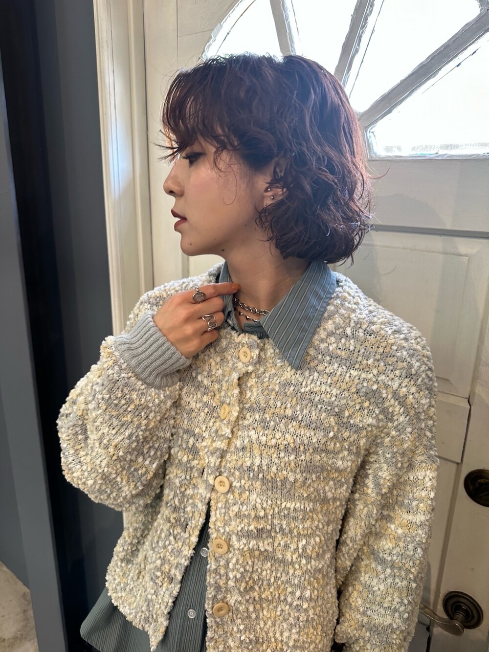 ホワイト系のニット/セーター、ブルー系のシャツ/ブラウス、ブルー系のその他パンツを着用したレディースの冬コーディネートの3枚目の写真