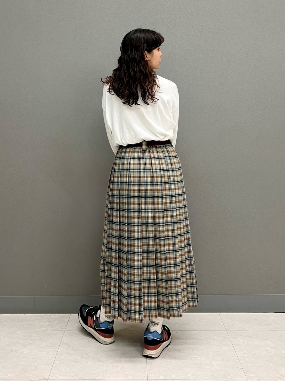 ホワイト系のTシャツ/カットソー、グレー系のスカート、オレンジ系のTシャツ/カットソーを着用したレディースの夏コーディネートの4枚目の写真