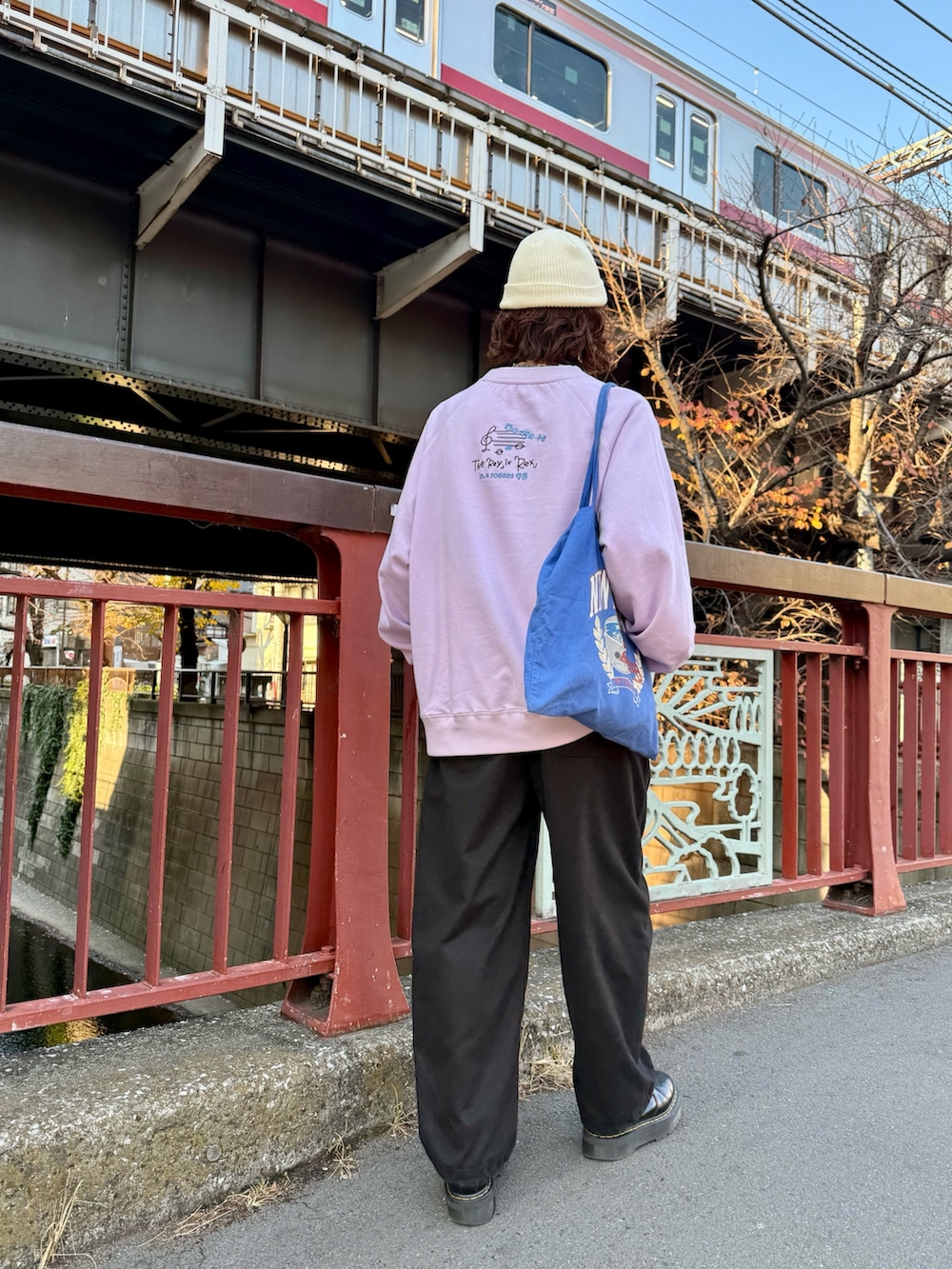 パープル系のTシャツ/カットソーを着用したレディースの冬コーディネートの2枚目の写真