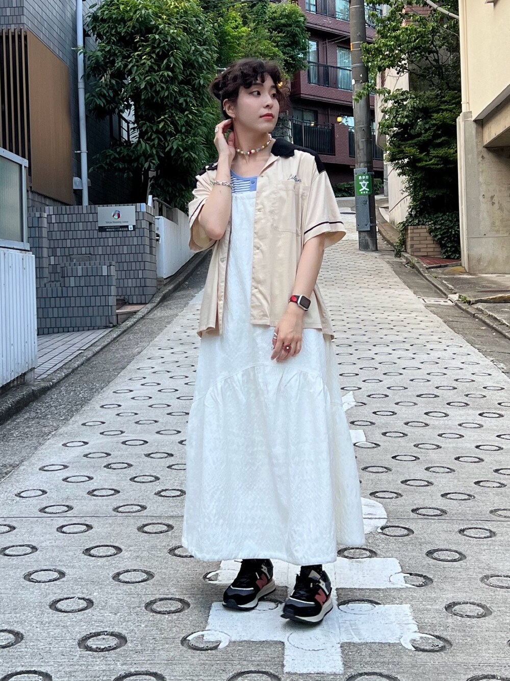 ホワイト系のワンピース、ベージュ系のシャツ/ブラウス、ブルー系のタンクトップを着用したレディースの夏コーディネートの2枚目の写真