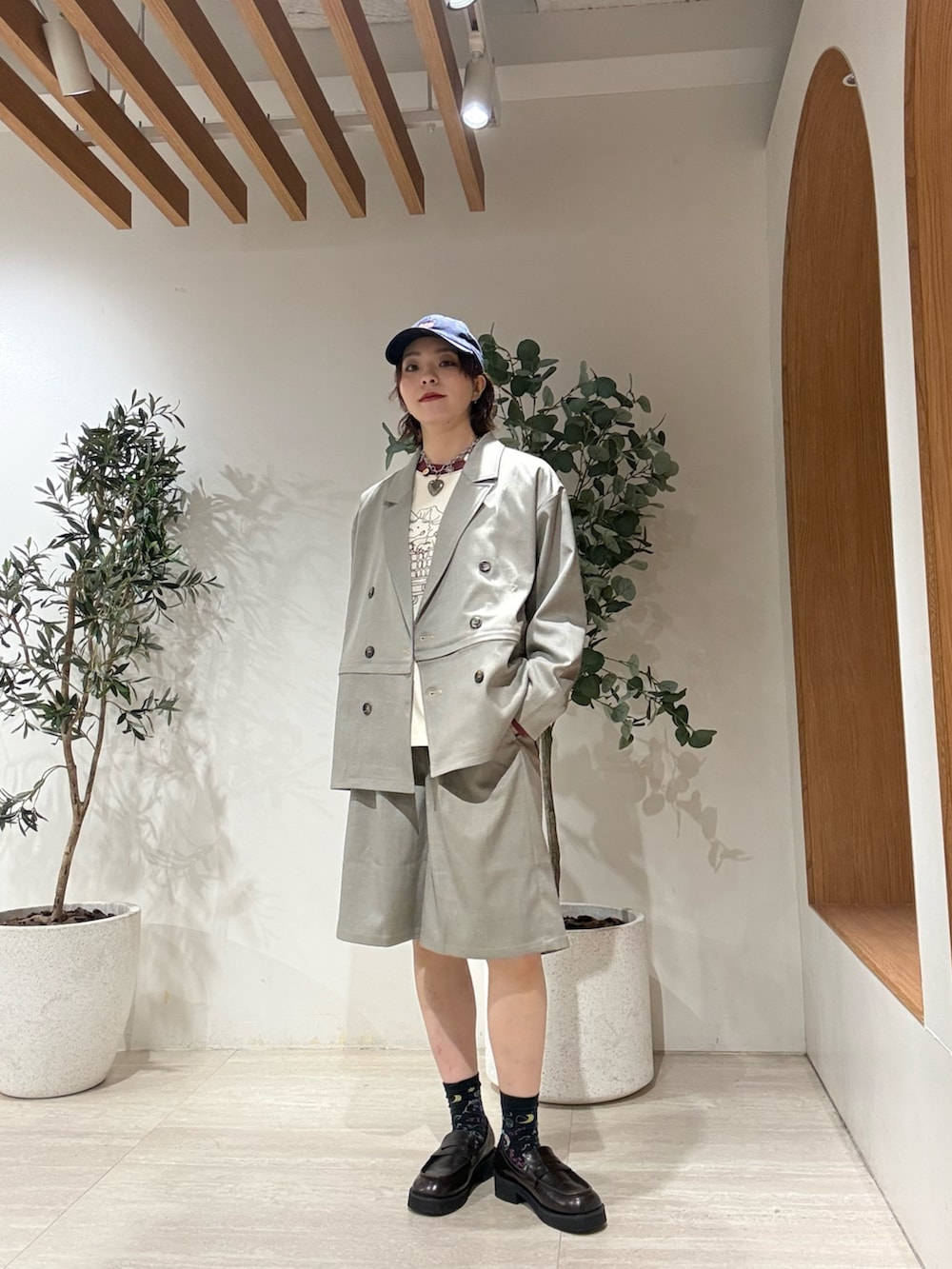 グレー系のその他アウター、グレー系のその他パンツ、レッド系のTシャツ/カットソーを着用したレディースの春コーディネートの2枚目の写真