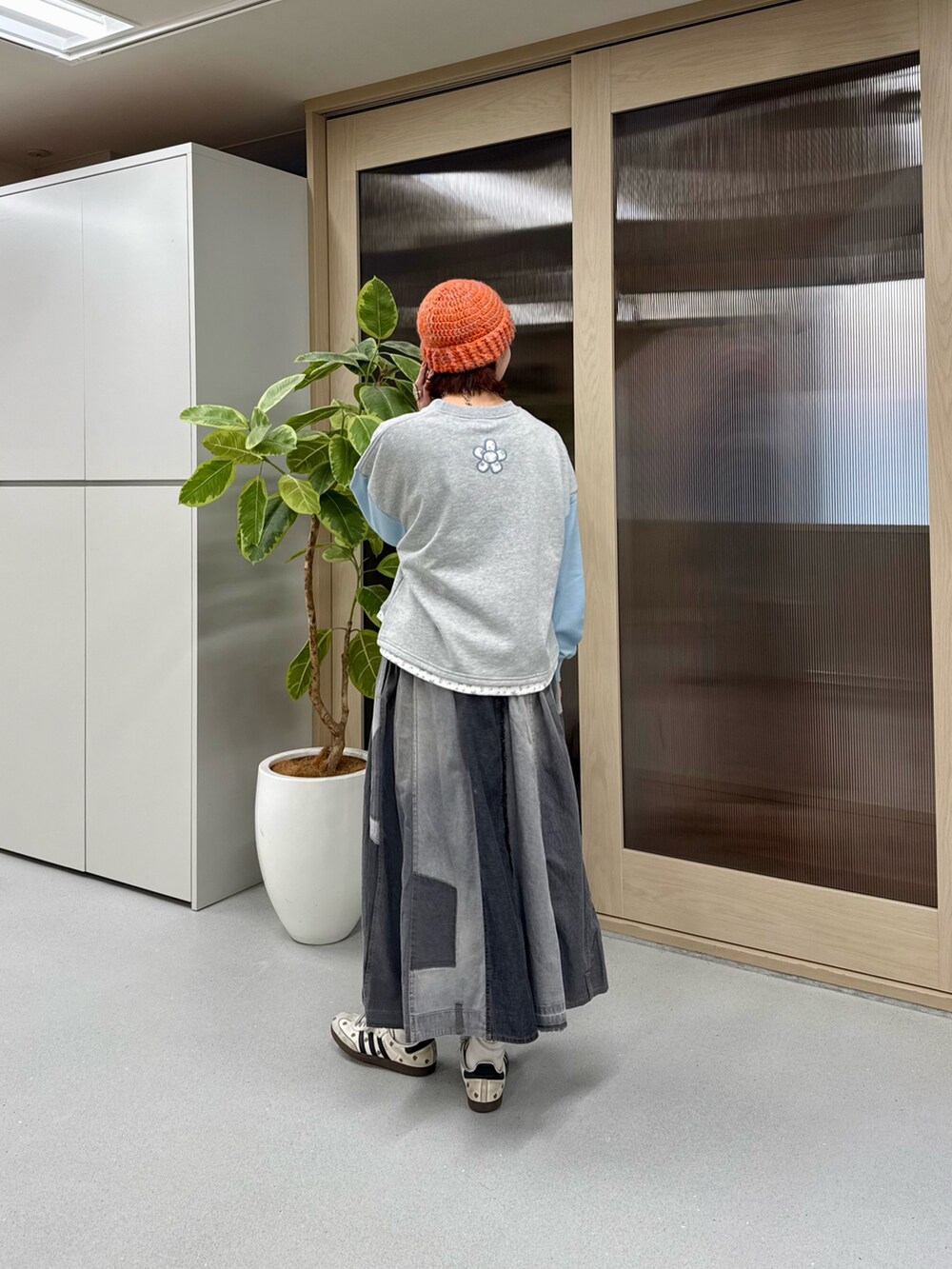 ブルー系のTシャツ/カットソー、ブラック系のスカートを着用したレディースの冬コーディネートの4枚目の写真