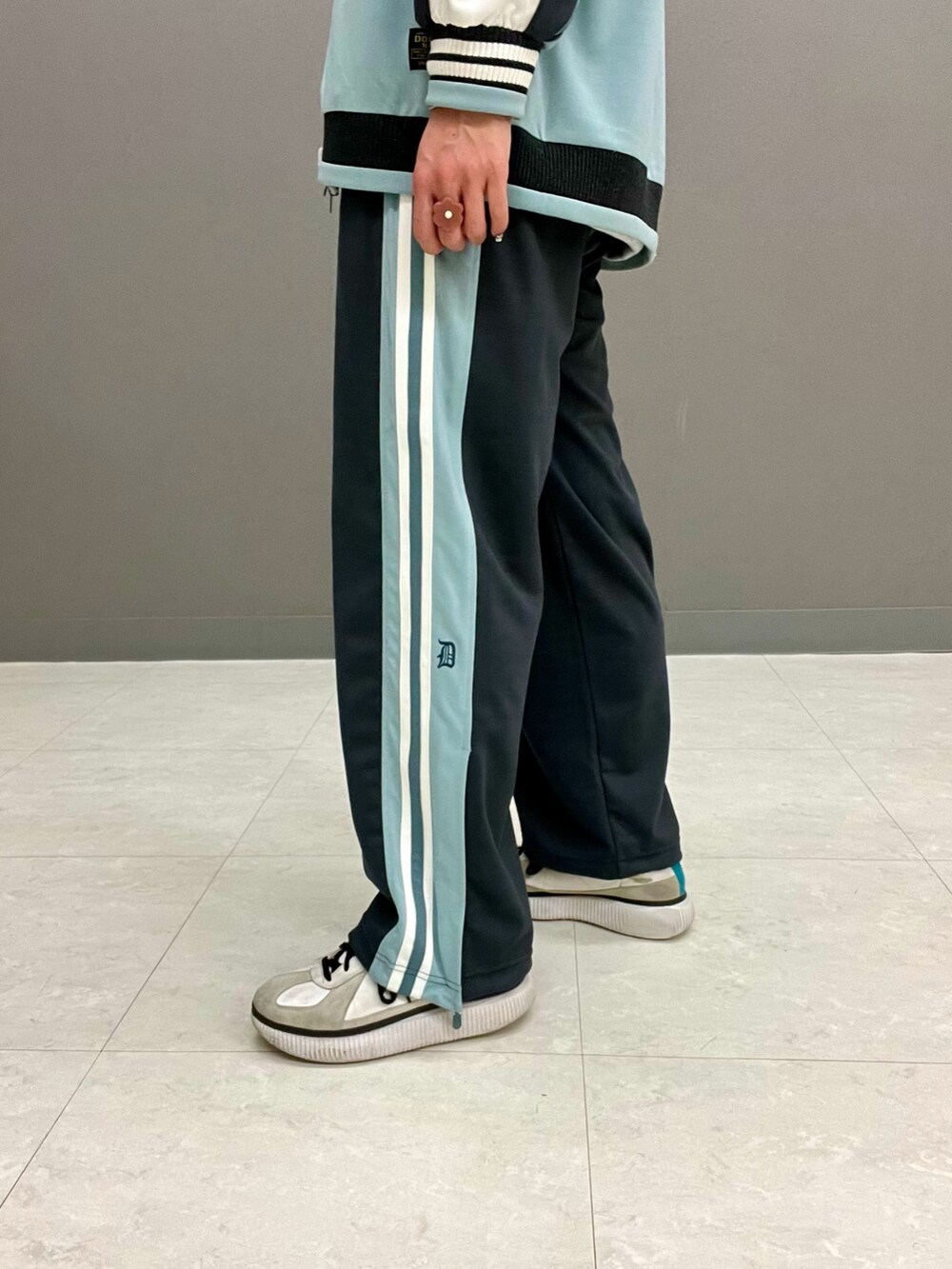 グレー系のTシャツ/カットソー、ブルー系のジャージ、ブラック系のその他パンツを着用したレディースの春コーディネートの7枚目の写真