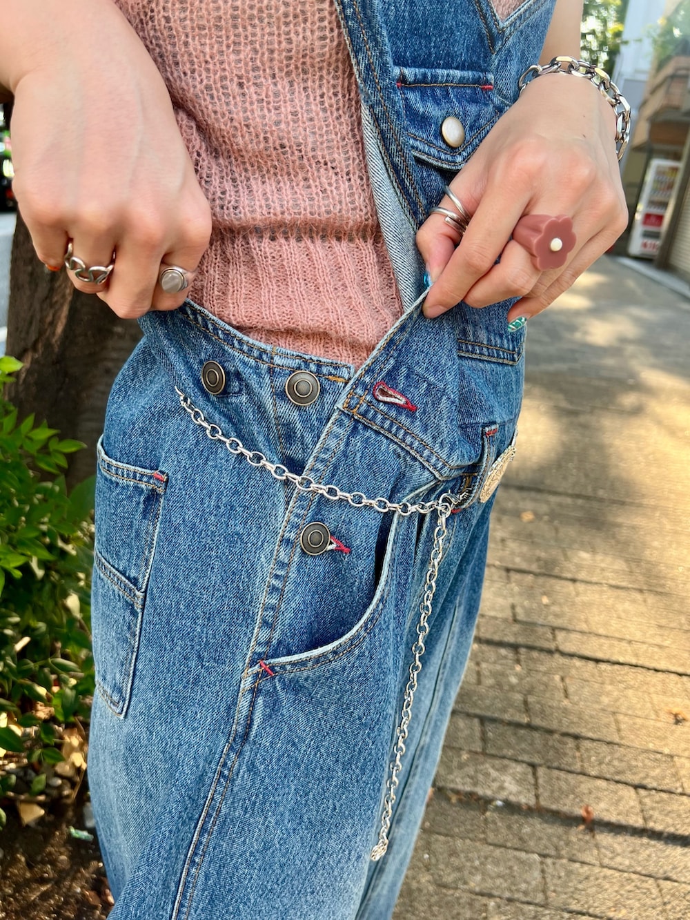 ブルー系のサロペット/オーバーオール、ピンク系のニット/セーター、グレー系のタンクトップを着用したレディースの夏コーディネートの6枚目の写真