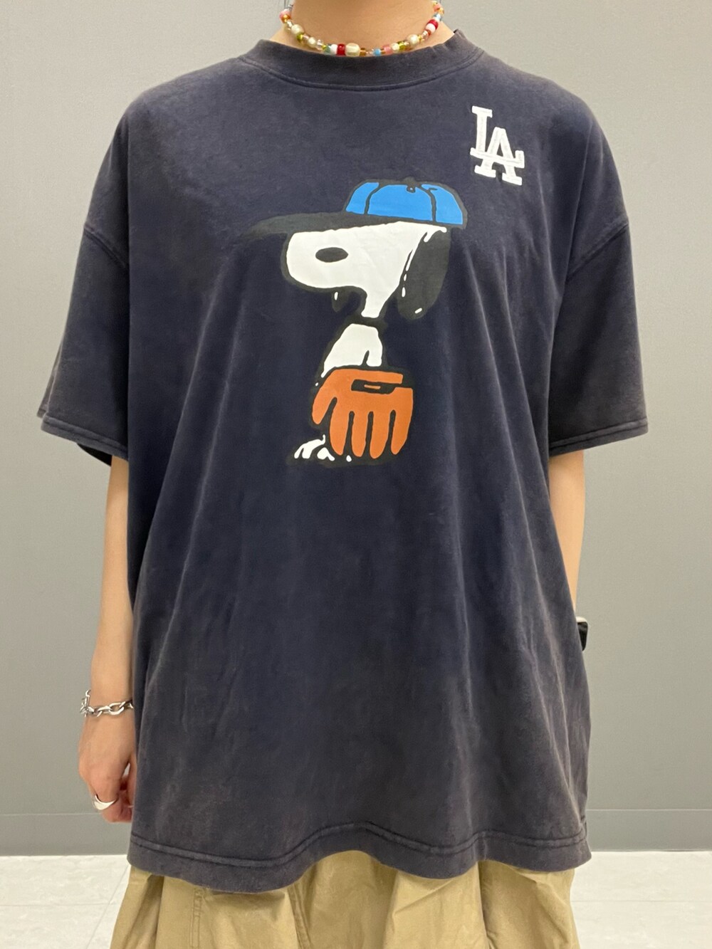 ブルー系のTシャツ/カットソー、ベージュ系のスカートを着用したレディースの夏コーディネートの8枚目の写真