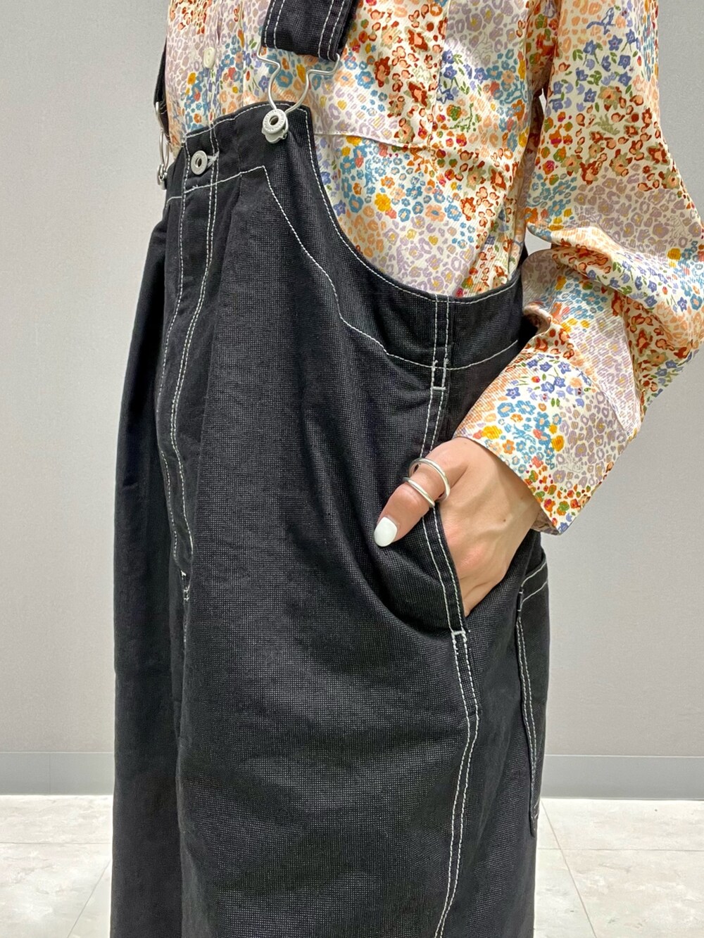 ブラック系のサロペット/オーバーオール、ホワイト系のシャツ/ブラウス、ブラック系のカバーオールを着用したレディースの春コーディネートの8枚目の写真