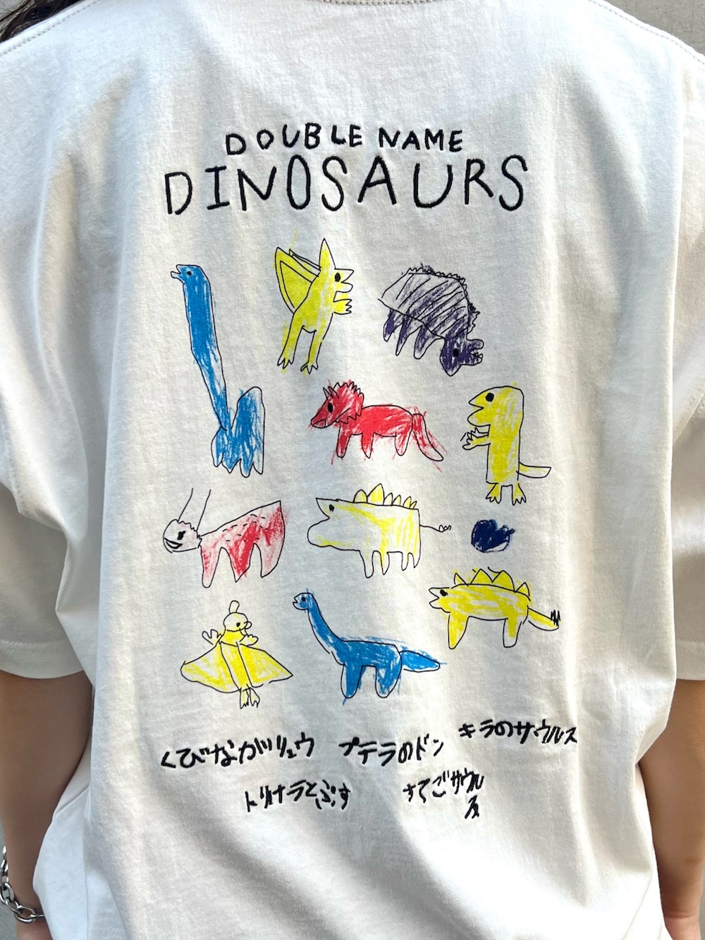 ピンク系のスラックス、ホワイト系のTシャツ/カットソーを着用したレディースの秋コーディネートの5枚目の写真