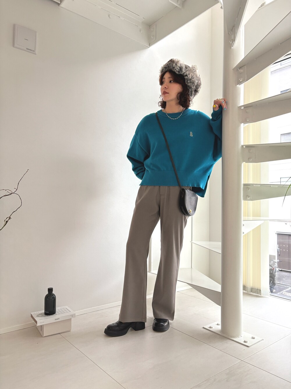 ブルー系のニット/セーター、グレー系のその他パンツを着用したレディースの秋コーディネートの2枚目の写真