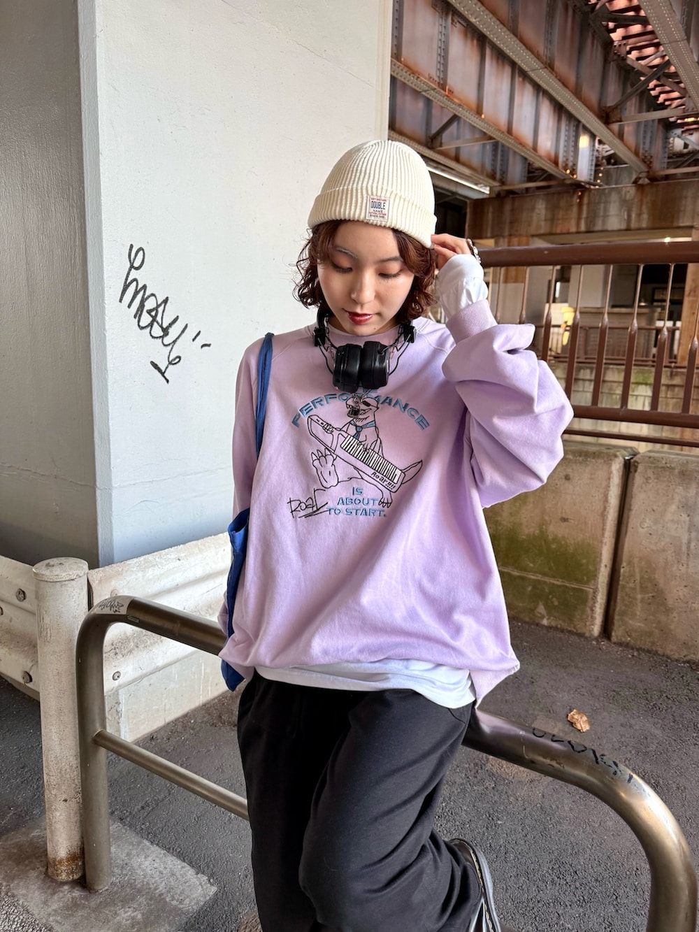 パープル系のTシャツ/カットソーを着用したレディースの冬コーディネートの4枚目の写真