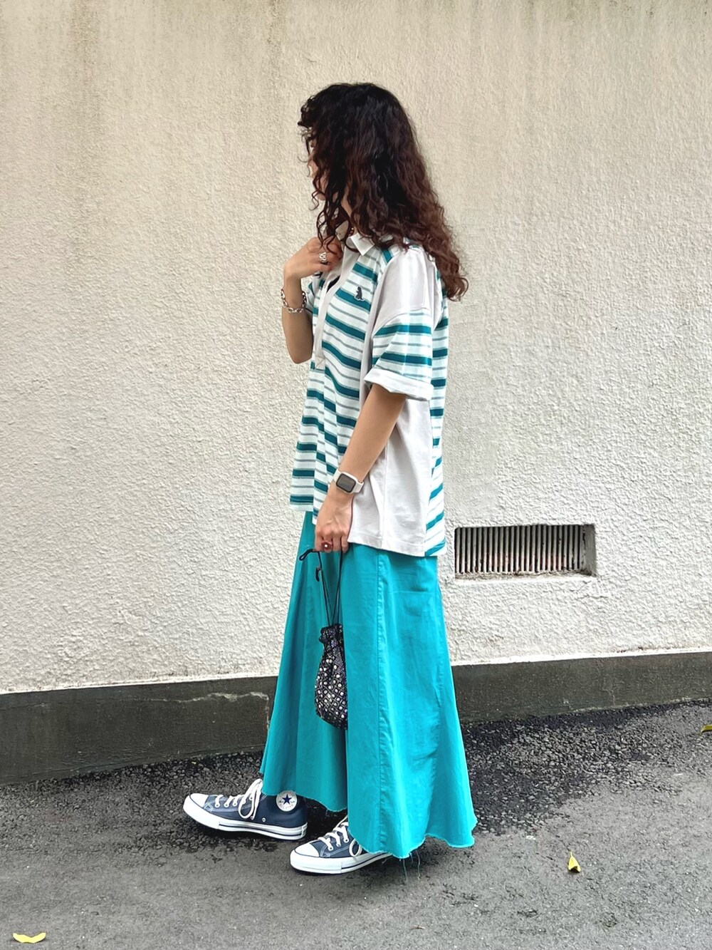 ホワイト系のTシャツ/カットソー、ブルー系のスカート、ブラック系のタンクトップを着用したレディースの春コーディネートの2枚目の写真