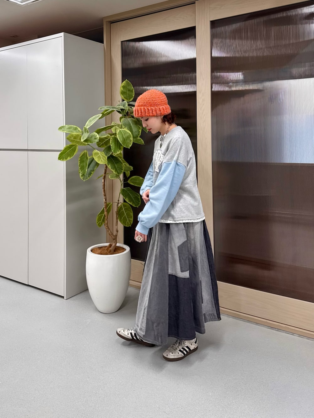 ブルー系のTシャツ/カットソー、ブラック系のスカートを着用したレディースの冬コーディネートの3枚目の写真