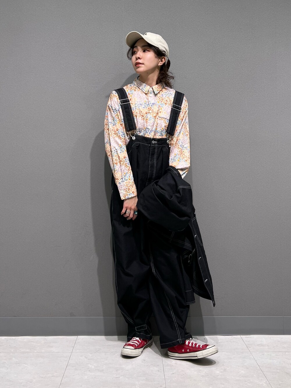 ブラック系のサロペット/オーバーオール、ホワイト系のシャツ/ブラウス、ブラック系のカバーオールを着用したレディースの春コーディネートの5枚目の写真