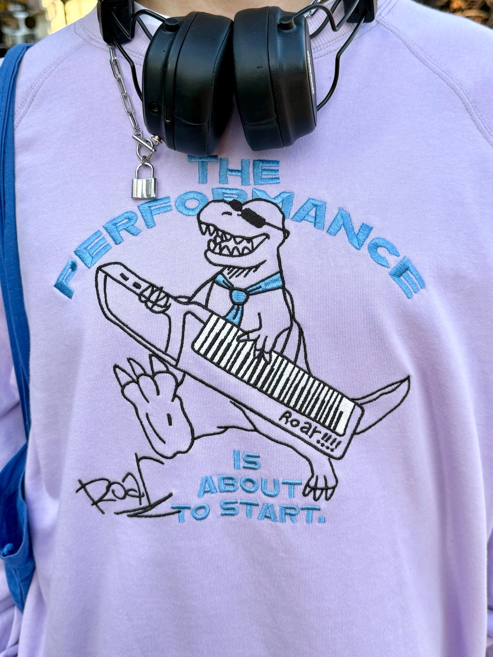 パープル系のTシャツ/カットソーを着用したレディースの冬コーディネートの3枚目の写真