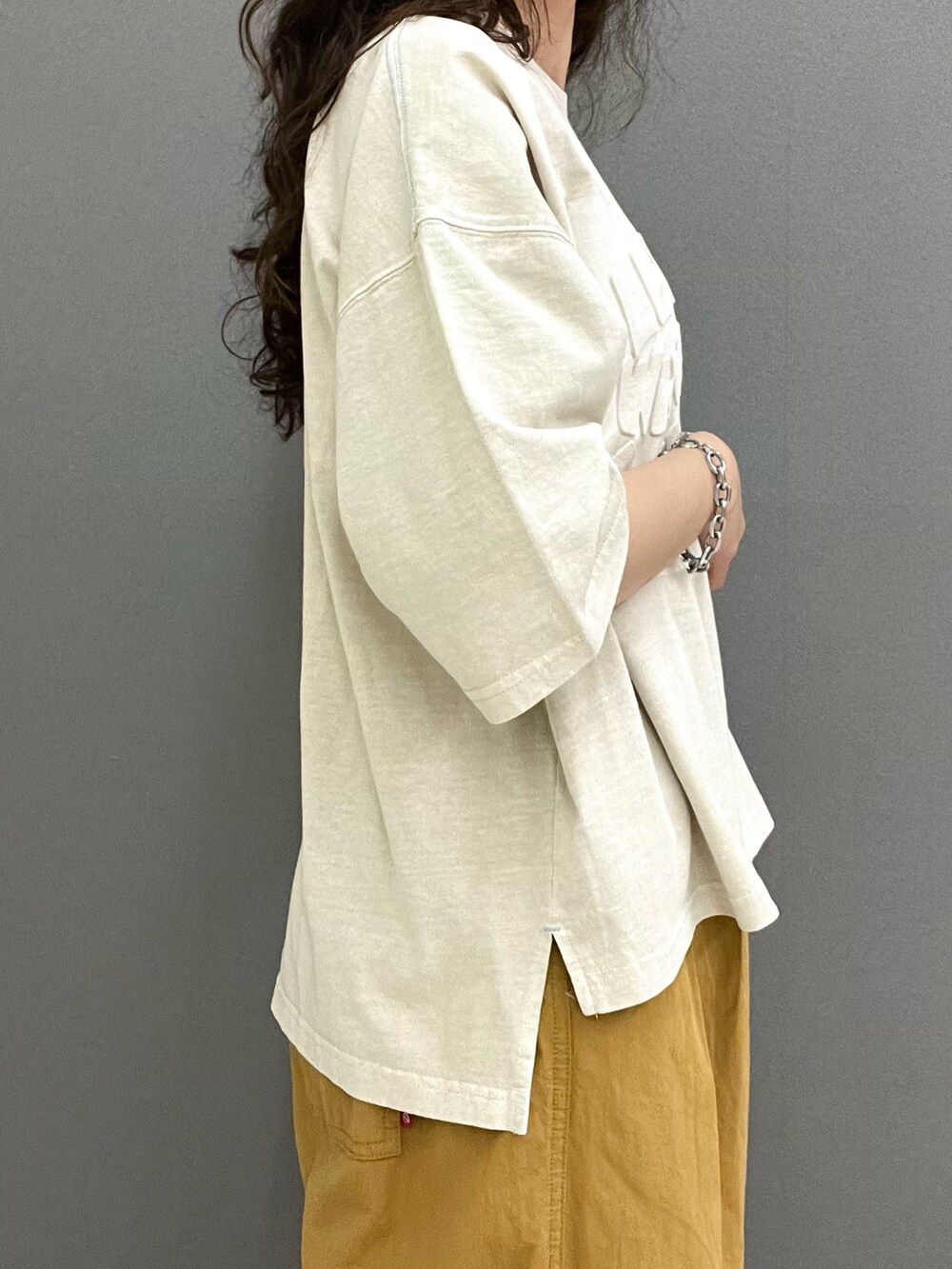 ブルー系のシャツ/ブラウス、ベージュ系のTシャツ/カットソー、イエロー系のその他パンツを着用したレディースの夏コーディネートの6枚目の写真