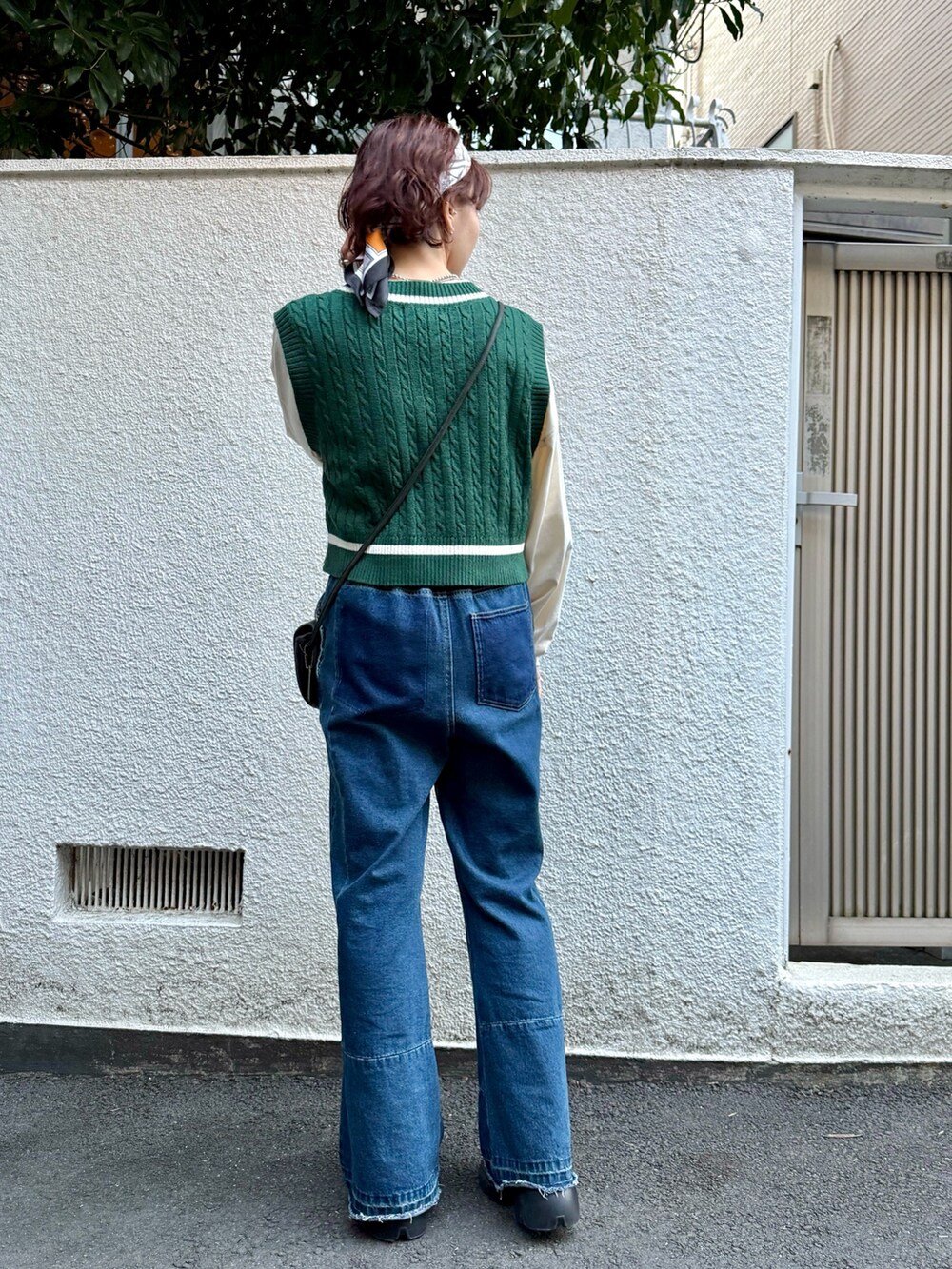 グリーン系のニット/セーター、ブルー系のその他パンツを着用したレディースの冬コーディネートの3枚目の写真